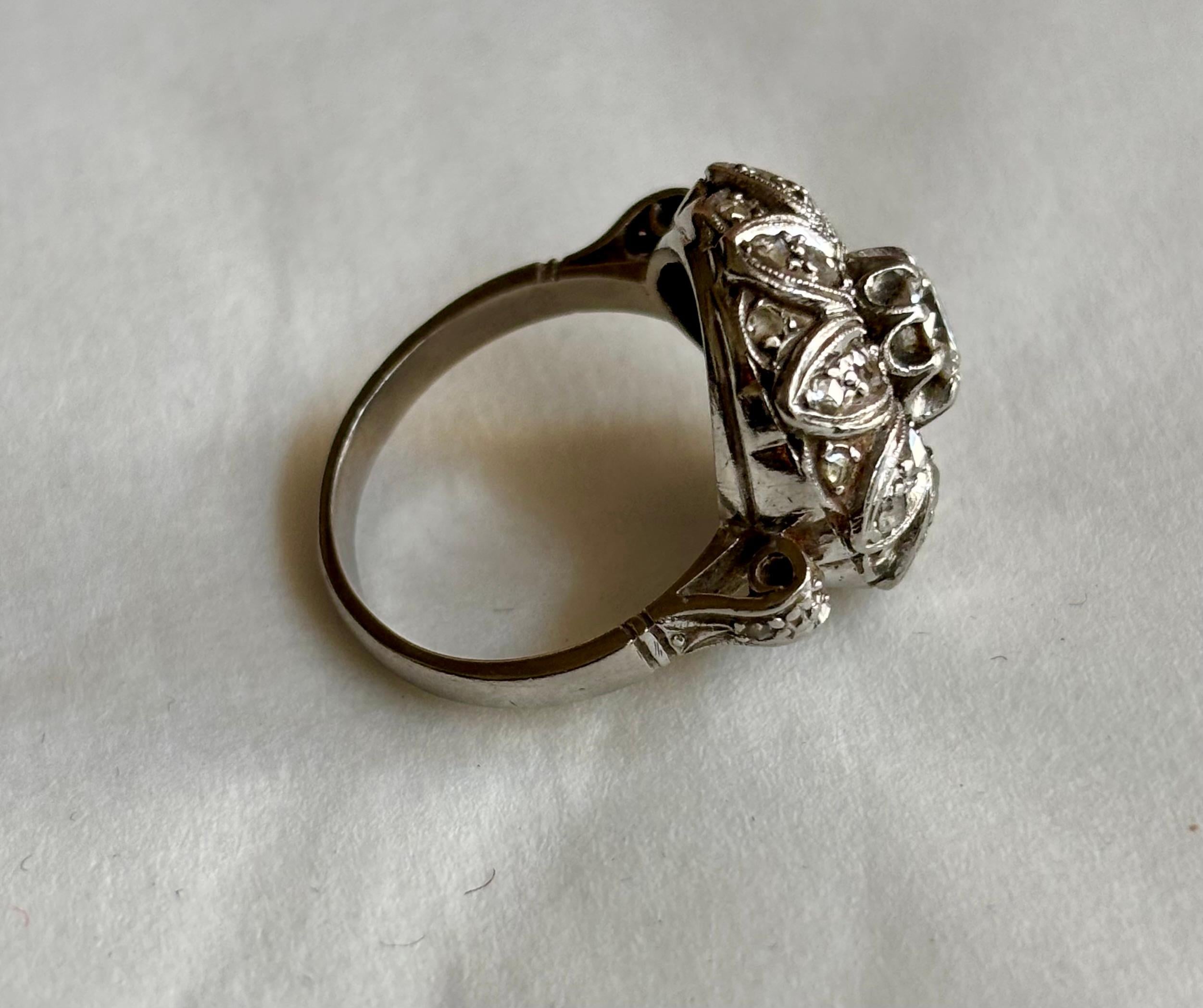 Anillo eduardiano de racimo floral de diamantes en platino, ca. 1910 en venta 4