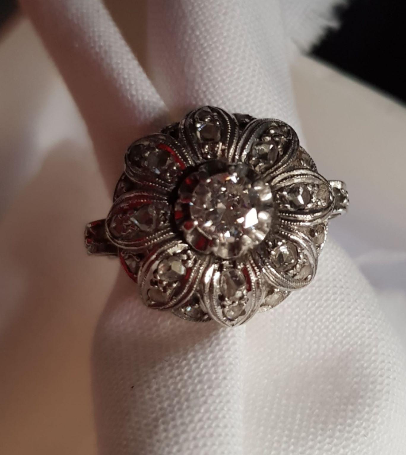 Anillo eduardiano de racimo floral de diamantes en platino, ca. 1910 en venta 5