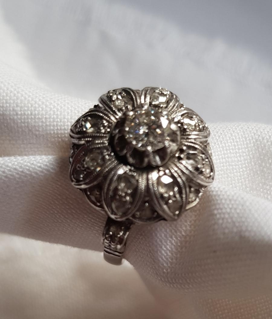 Anillo eduardiano de racimo floral de diamantes en platino, ca. 1910 en venta 6