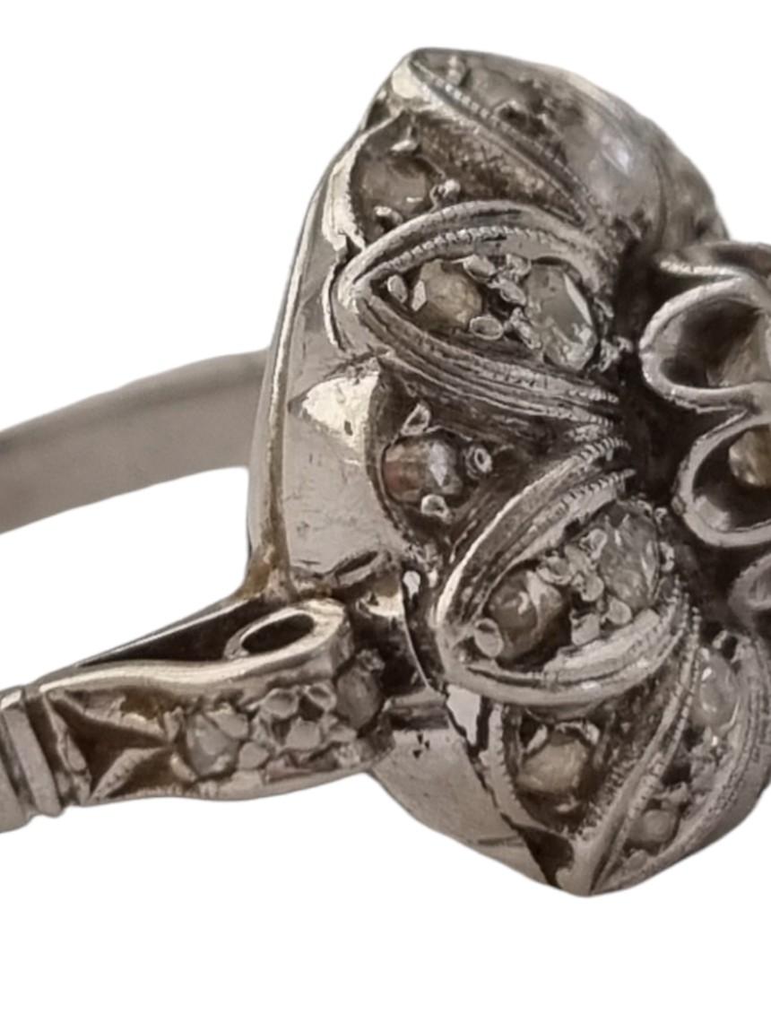 Anillo eduardiano de racimo floral de diamantes en platino, ca. 1910 en venta 7