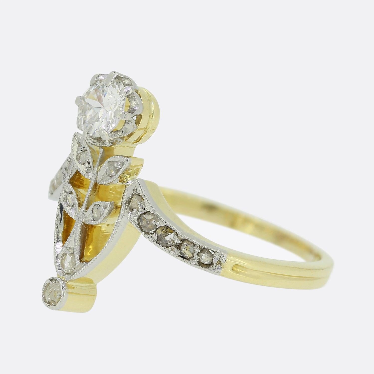 Hier haben wir einen eleganten Diamantring aus 18 Karat Gelbgold. Dieses edwardianische Stück wurde in Form einer Blume gefertigt, deren Kopf ein Diamant im Brillantschliff von 0,25 Karat bildet. Die Blütenblätter und der Stiel des Rings sind mit