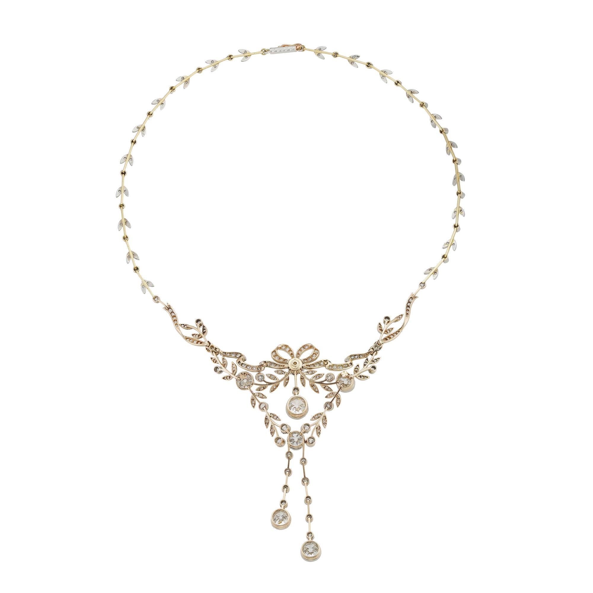 Un important collier guirlande de diamants édouardien, le collier dans le 'style guirlande', conçu à l'avant comme un cadre ajouré articulé embelli de nœuds de ruban noués et de motifs feuillus, serti de diamants taille unique et taille rose, mis en