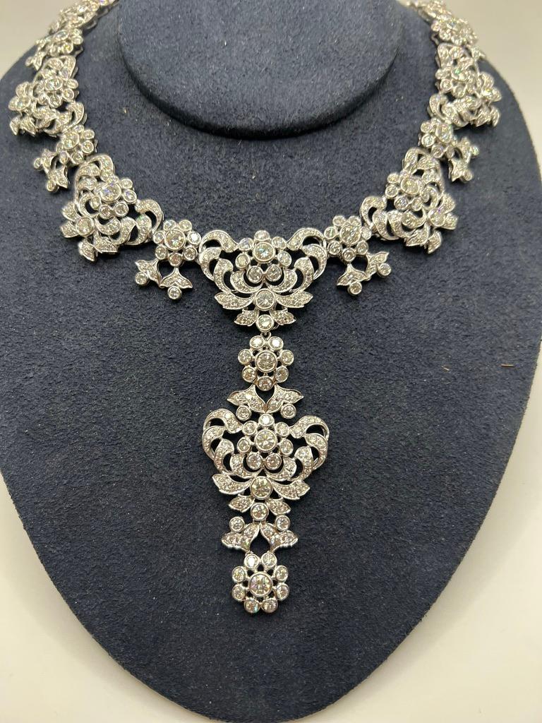 Erhöhen Sie Ihre Schmucksammlung mit diesem exquisiten edwardianischen Diamantcollier, das sorgfältig aus 18-karätigem Weißgold gefertigt ist. Dieses maßgefertigte Vintage-Stück besticht durch seine 35,97 Karat Diamanten, die zeitlose Eleganz und