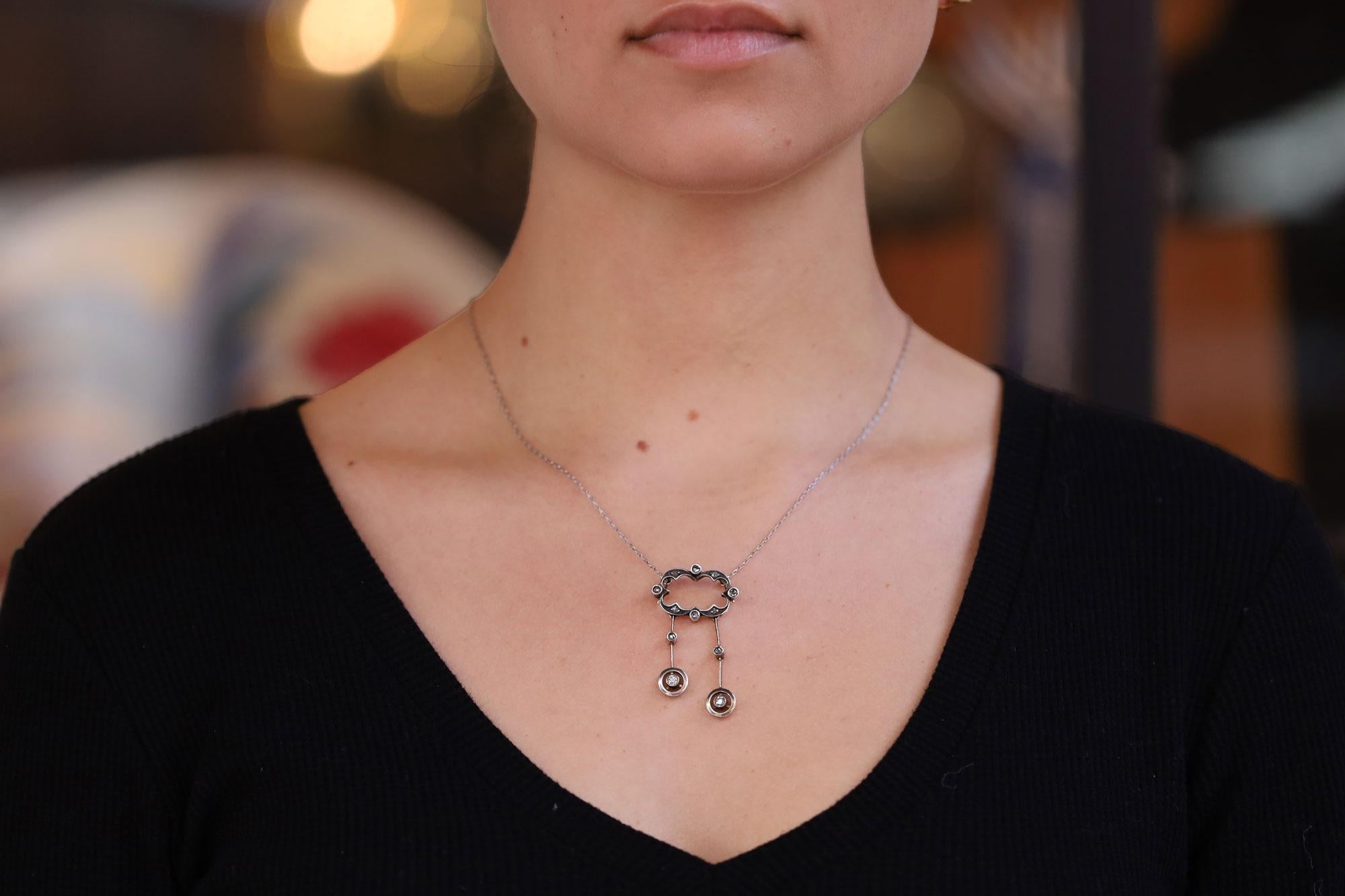 Un délicat collier antique édouardien à double diamant en forme de goutte d'eau, un cadeau des plus agréables pour elle. Ces bijoux vintage sont également appelés colliers de déshabillé ou lavallières en raison de la façon dont les dames de l'époque