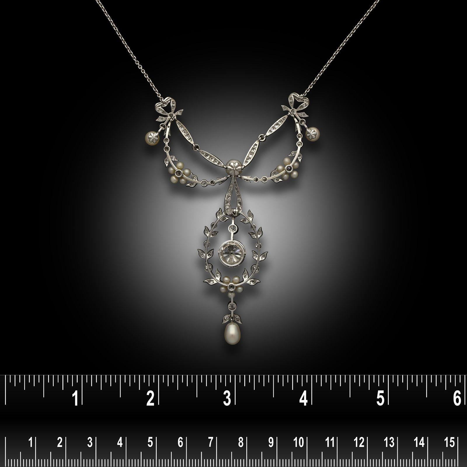 Edwardian Diamond, Pearl and Platinum Garland Necklace circa 1910 In Good Condition For Sale In London, GB