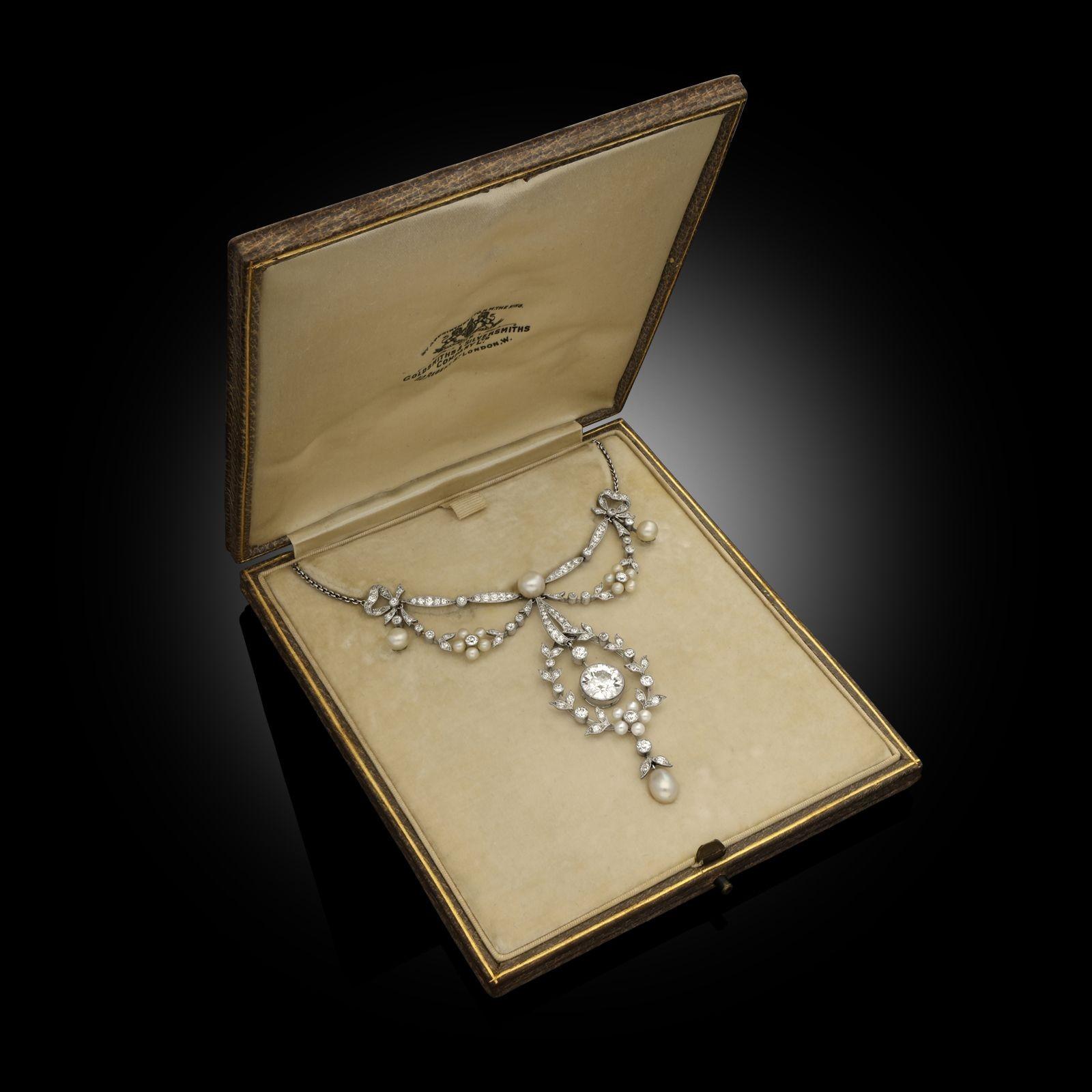 Women's or Men's Edwardian Diamond, Pearl and Platinum Garland Necklace circa 1910 For Sale