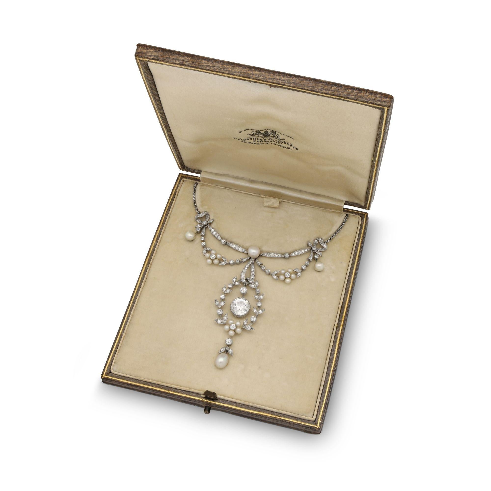Edwardian Diamond, Pearl and Platinum Garland Necklace circa 1910 For Sale 1