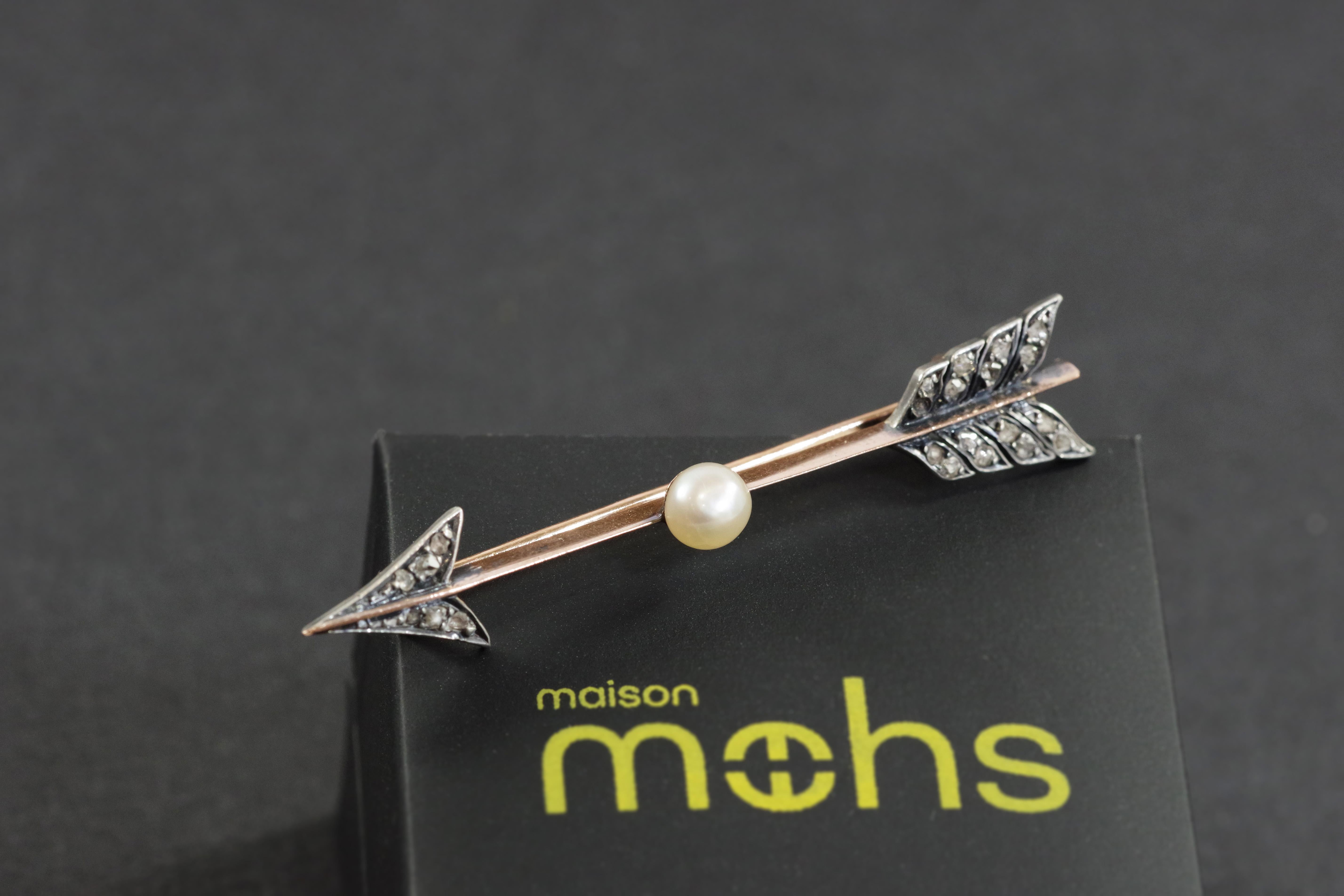 Edwardian diamond pearl arrow brooch in 18 karats rose gold and silver. Brooch featuring an arrow with 22 diamonds on the tip and tail, and a fine pearl on the shaft (diameter approx. 4.9 mm). Antique brooch, late 19th - early 20th