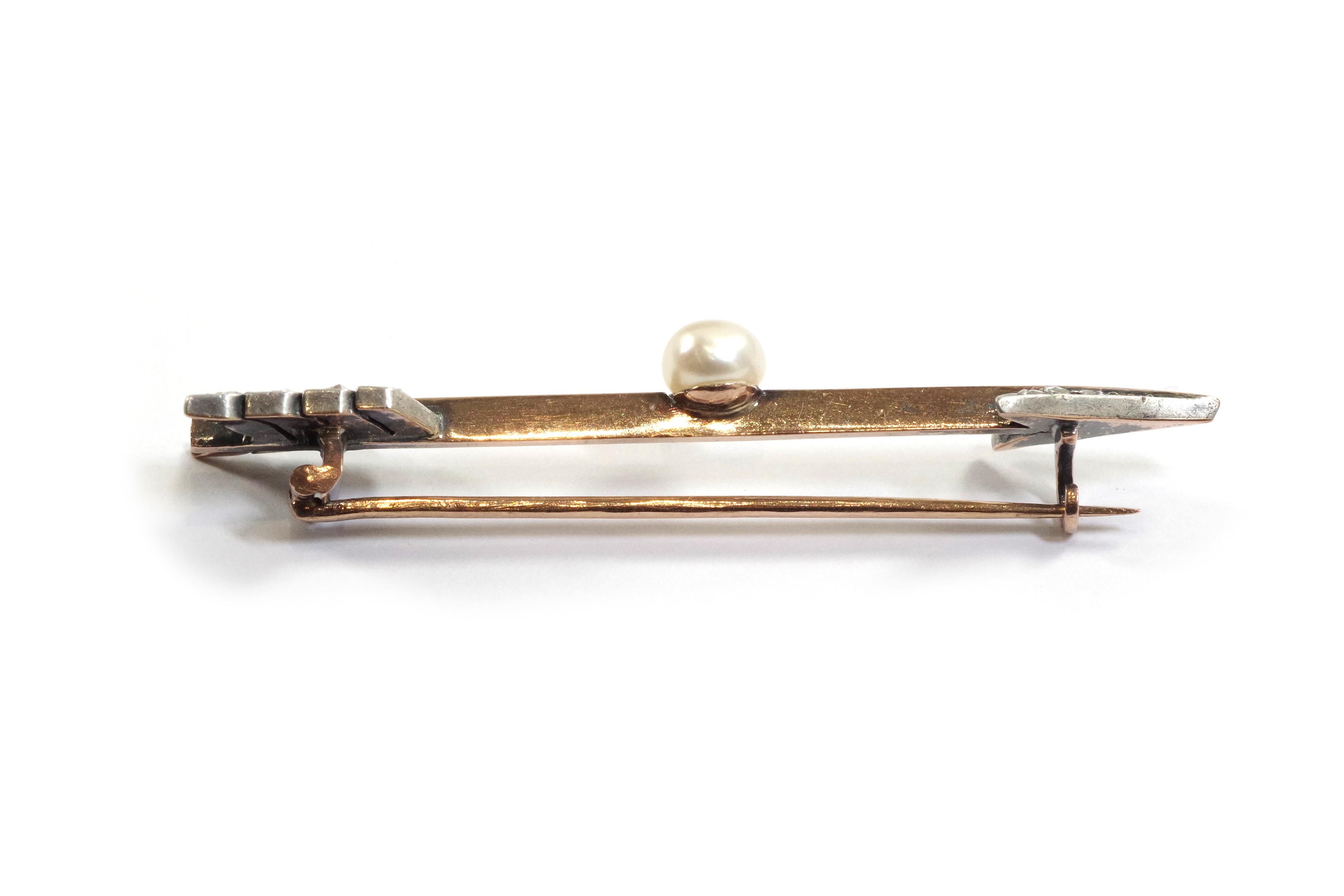 Edwardian diamond pearl arrow brooch in 18 karats rose gold and silver In Fair Condition For Sale In PARIS, FR