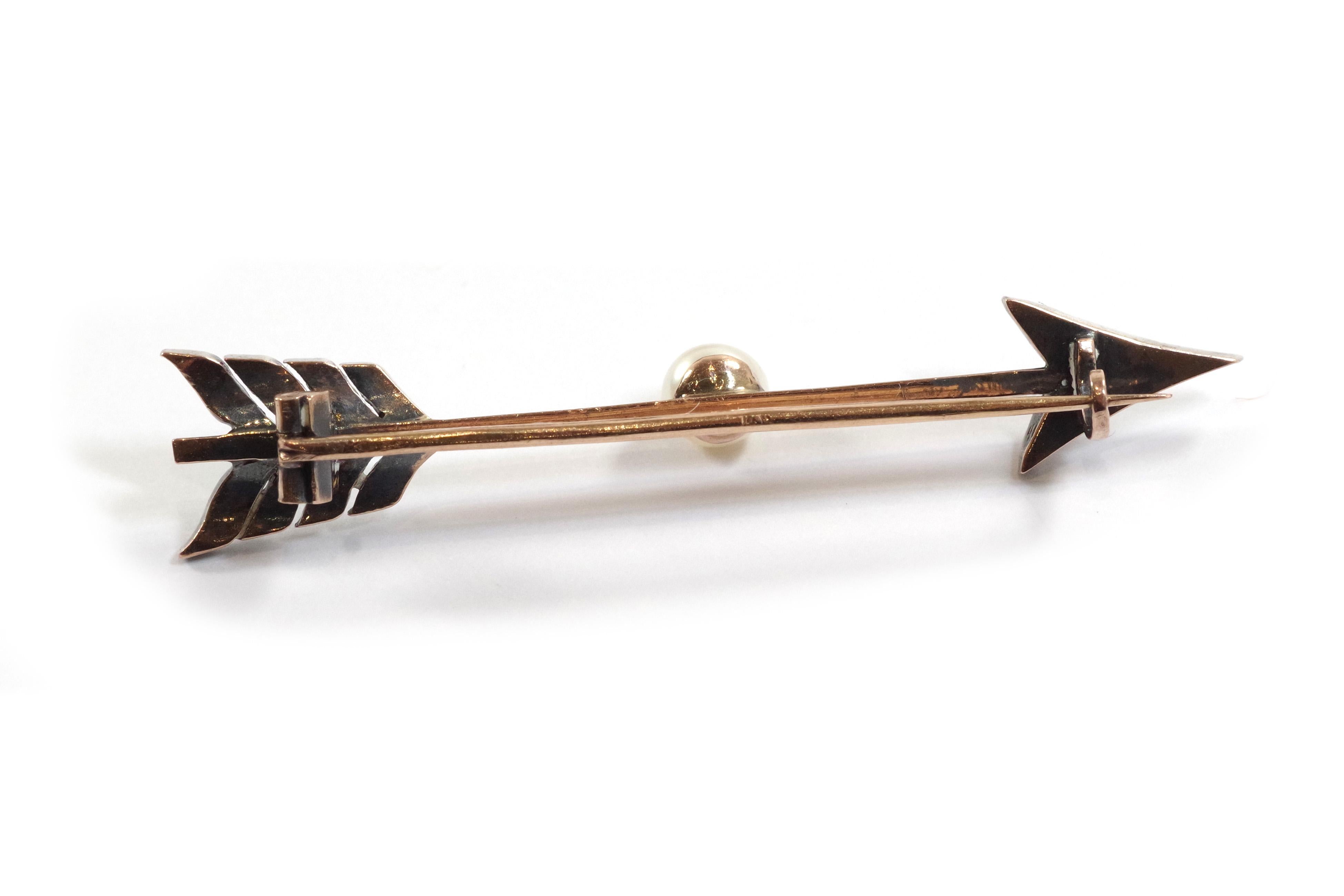 Women's or Men's Edwardian diamond pearl arrow brooch in 18 karats rose gold and silver For Sale