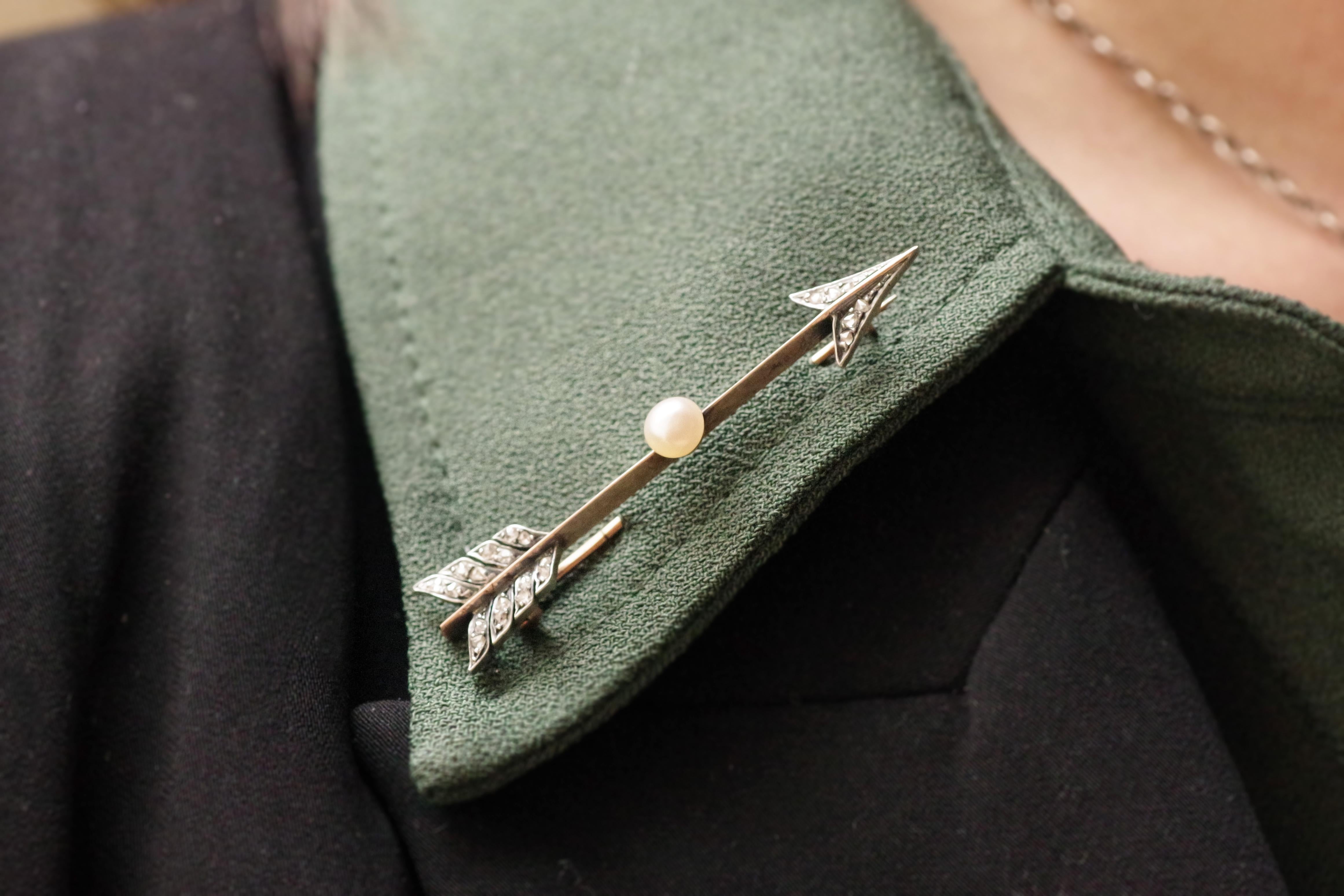 Edwardian diamond pearl arrow brooch in 18 karats rose gold and silver For Sale 1