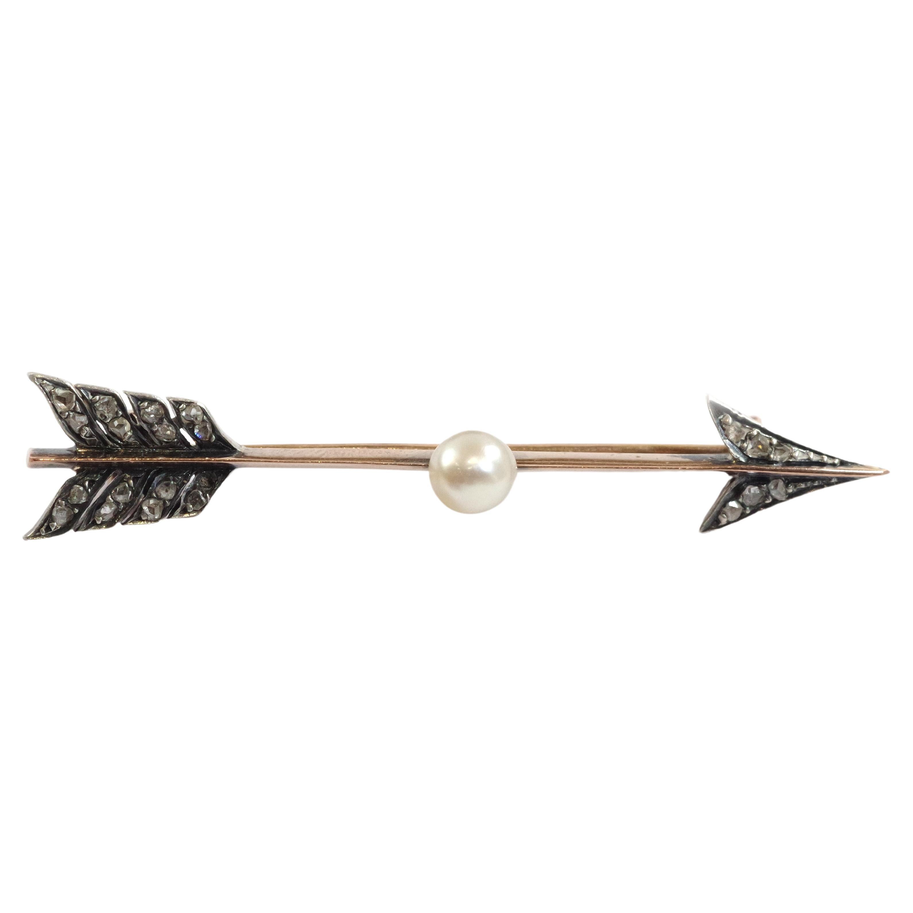 Edwardian diamond pearl arrow brooch in 18 karats rose gold and silver For Sale
