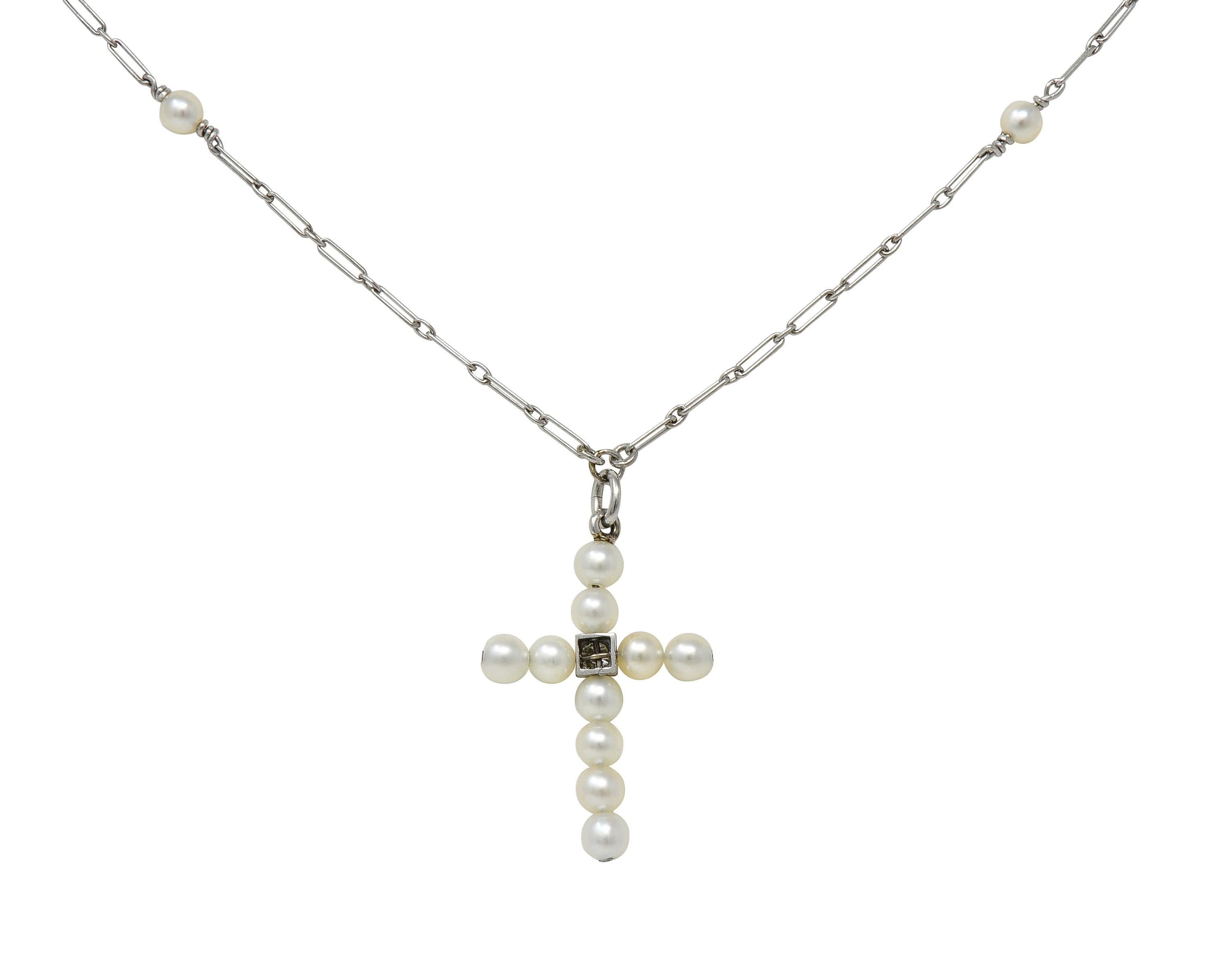 Collier station édouardien pendentif croix ancienne en platine, diamant et perle Excellent état - En vente à Philadelphia, PA