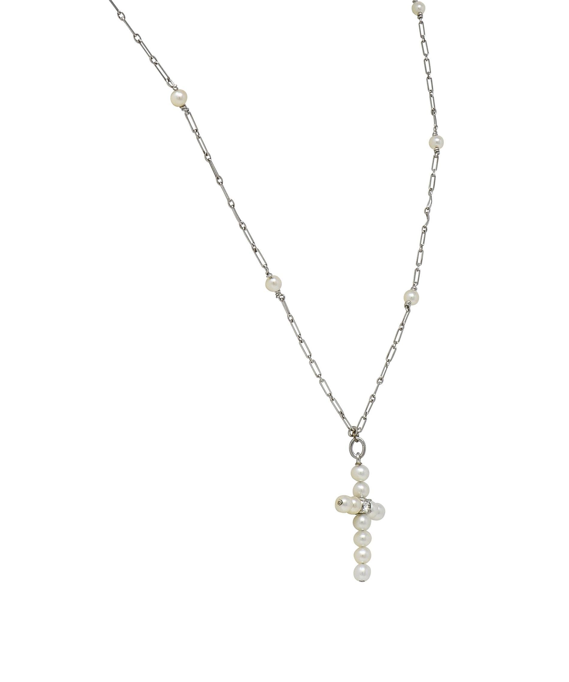 Collier station édouardien pendentif croix ancienne en platine, diamant et perle Unisexe en vente