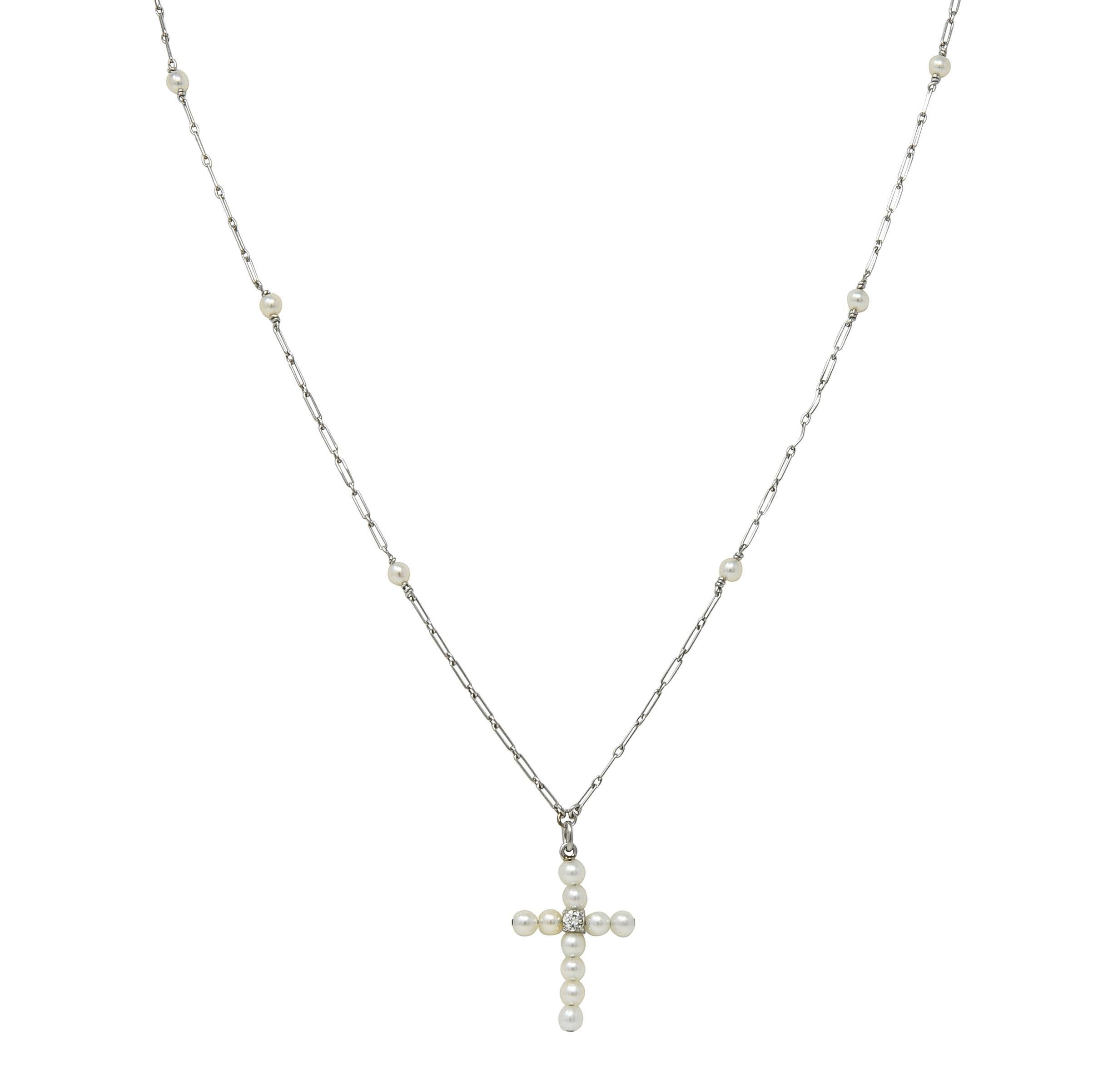 Collier station édouardien pendentif croix ancienne en platine, diamant et perle en vente 1