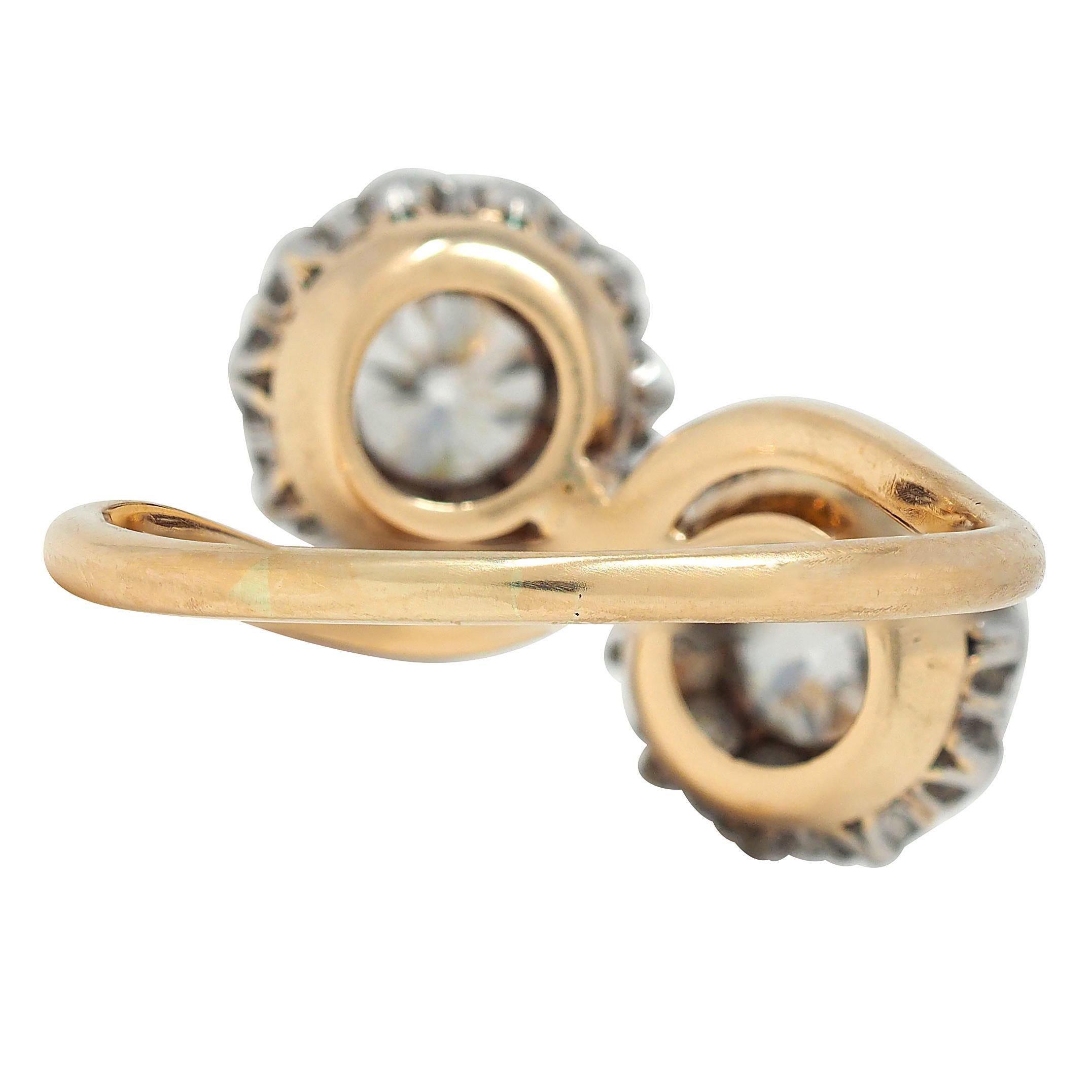 Edwardian Diamond Platinum 14K Yellow Gold Antique Bypass Toi-Et-Moi Halo Ring In Excellent Condition For Sale In Philadelphia, PA