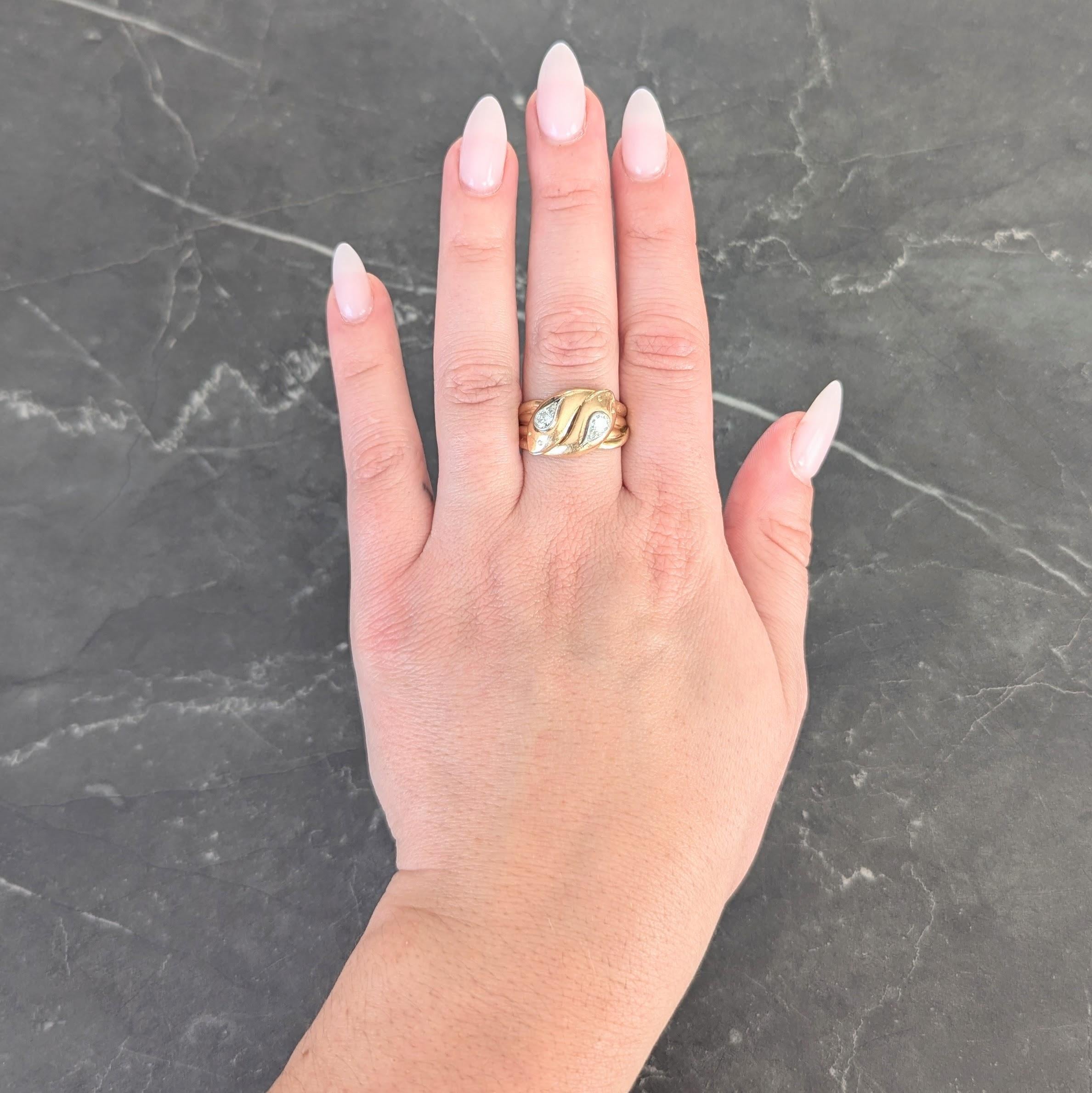 Design/One : deux serpents en or s'entrelacent et s'enroulent pour former un anneau.
Têtes entrecroisées avec yeux ronds en or et diamants
Vieille Europe et taille rose - serti dans des formes poires en platine
Les vieux Européens pèsent environ