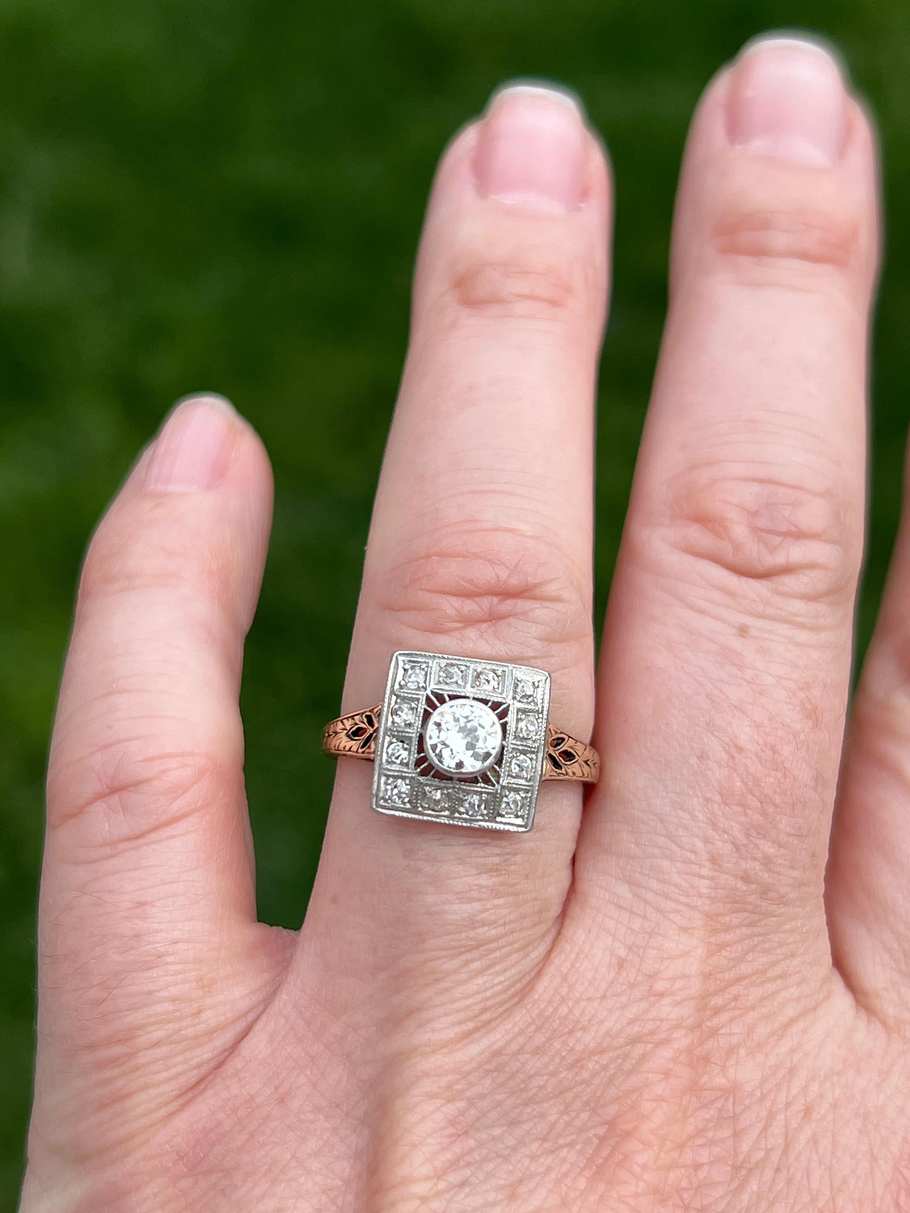 Ein charmanter edwardianischer Ring aus 14-karätigem Gelbgold mit einer Platinfassung, in deren Zentrum ein Diamant im alten europäischen Schliff mit einem Gewicht von ca. 0,50 Karat, Farbe I und Reinheit I1 steht. Um den Mittelstein herum befinden