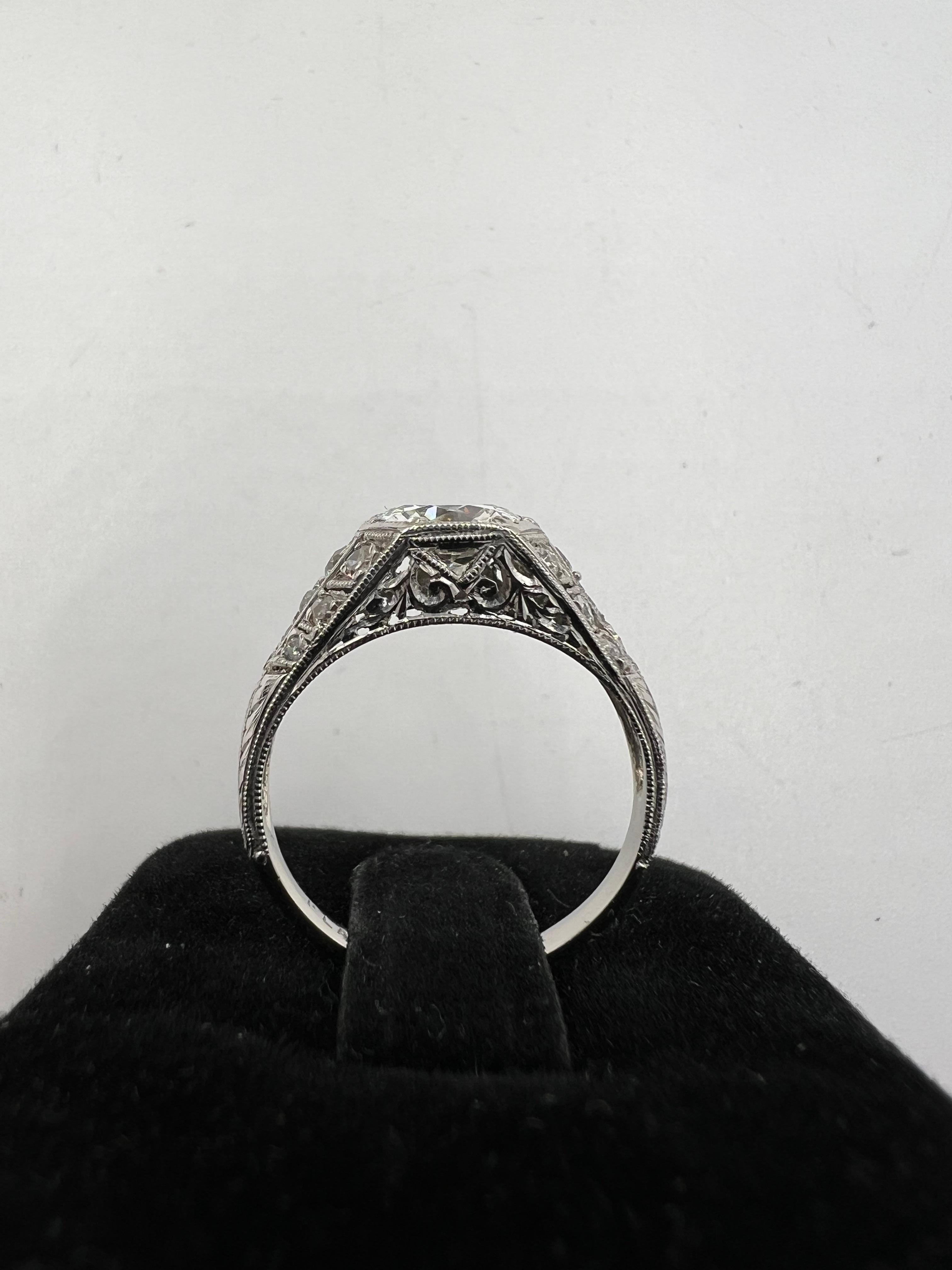 Anello di fidanzamento edoardiano in platino con diamante del 1910 circa in vendita 4