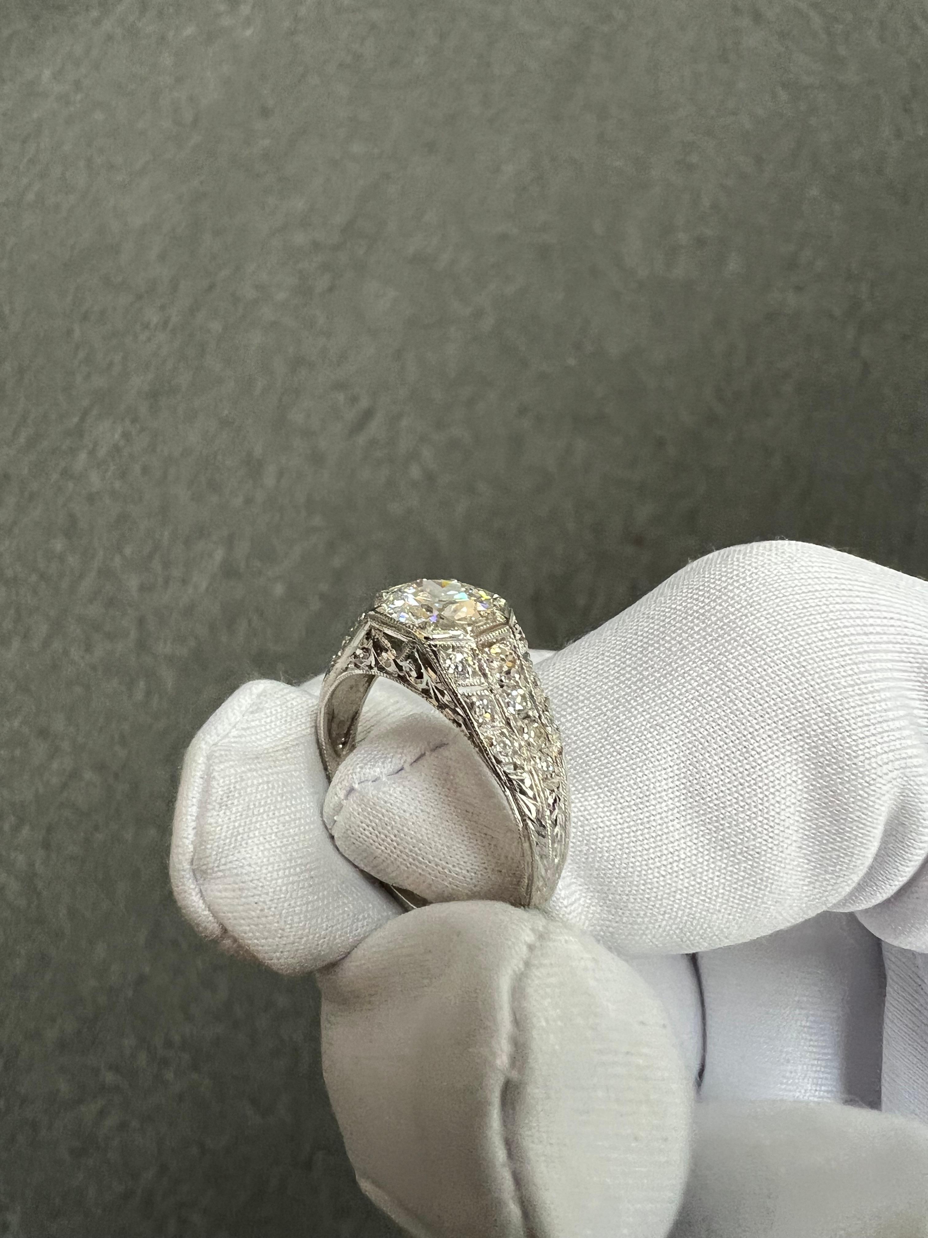 Anello di fidanzamento edoardiano in platino con diamante del 1910 circa in vendita 11