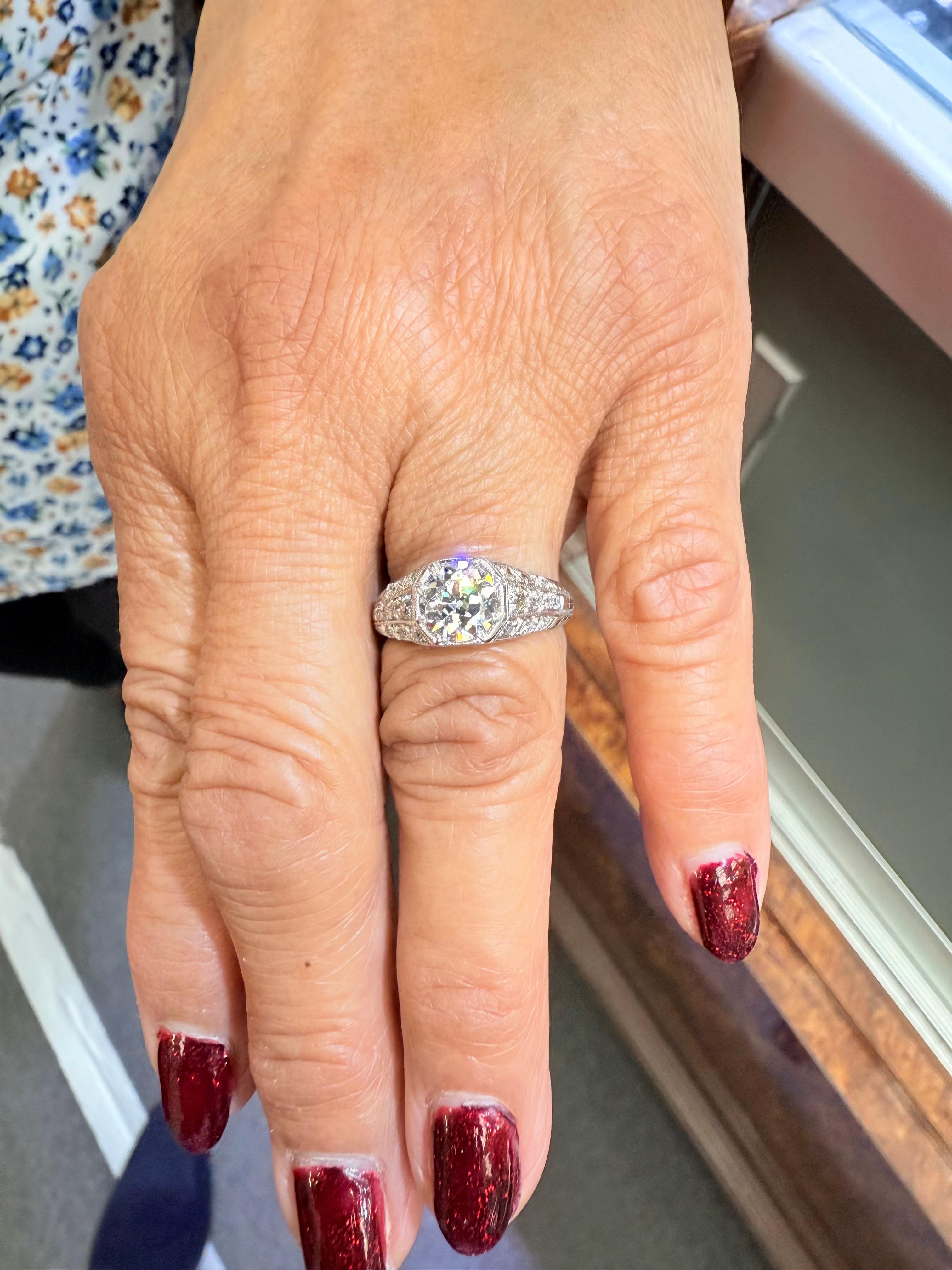 Anello di fidanzamento edoardiano in platino con diamante, circa 1910.

L'Edwardian Diamond Platinum Engagement è stato realizzato intorno al 1910.  E che bella creazione.  Al centro è incastonato un diamante taglio vecchio europeo di 1,07 carati,