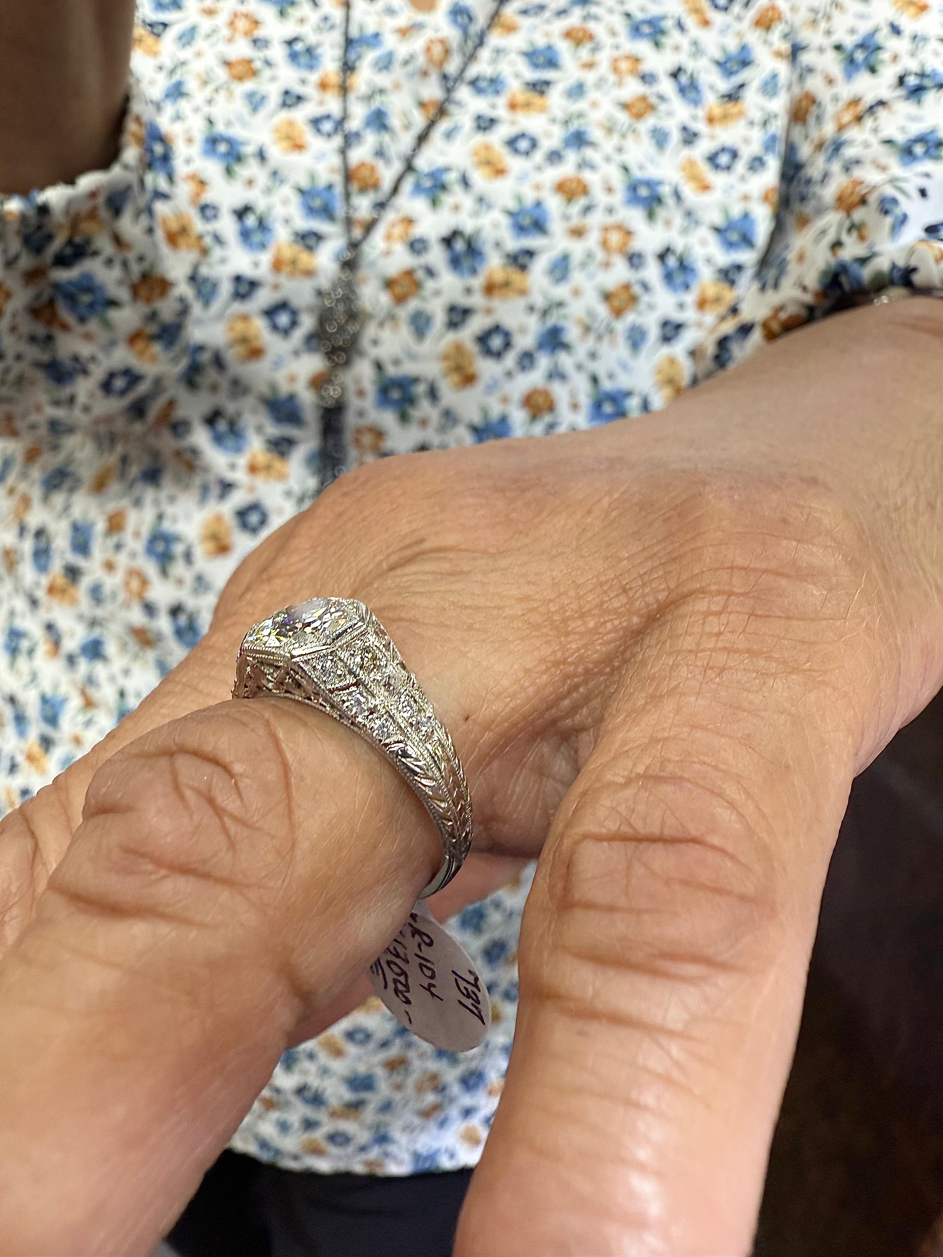 Taglio rotondo Anello di fidanzamento edoardiano in platino con diamante del 1910 circa in vendita