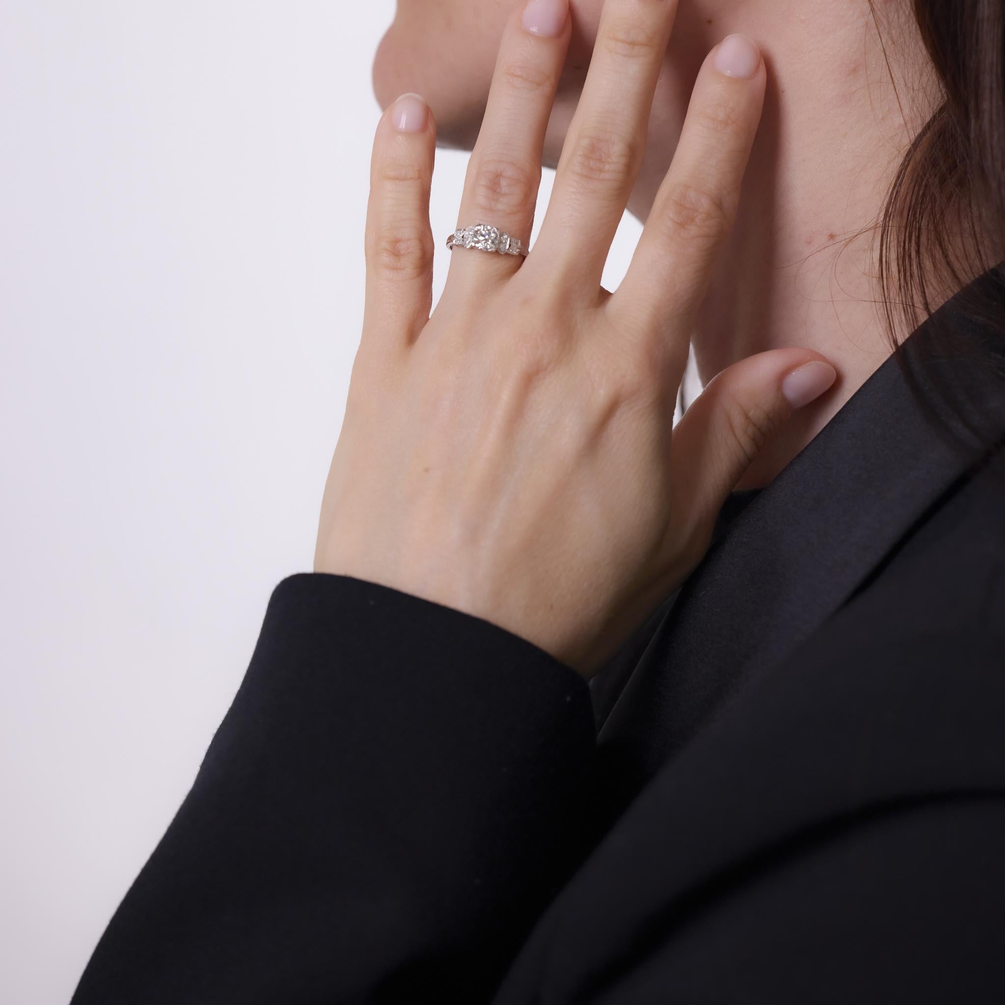 Questo grazioso anello edoardiano presenta un diamante vecchio taglio europeo da 0,70 carati incorniciato da delicati diamanti a taglio singolo. Realizzato in platino, irradia un fascino intramontabile degli anni '10 e una raffinata eleganza antica.