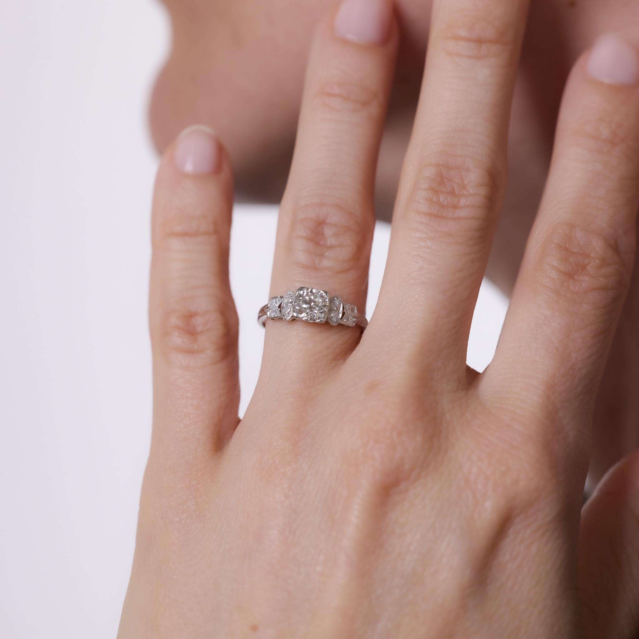 Taglio antico europeo Anello di fidanzamento edoardiano in platino con diamante in vendita