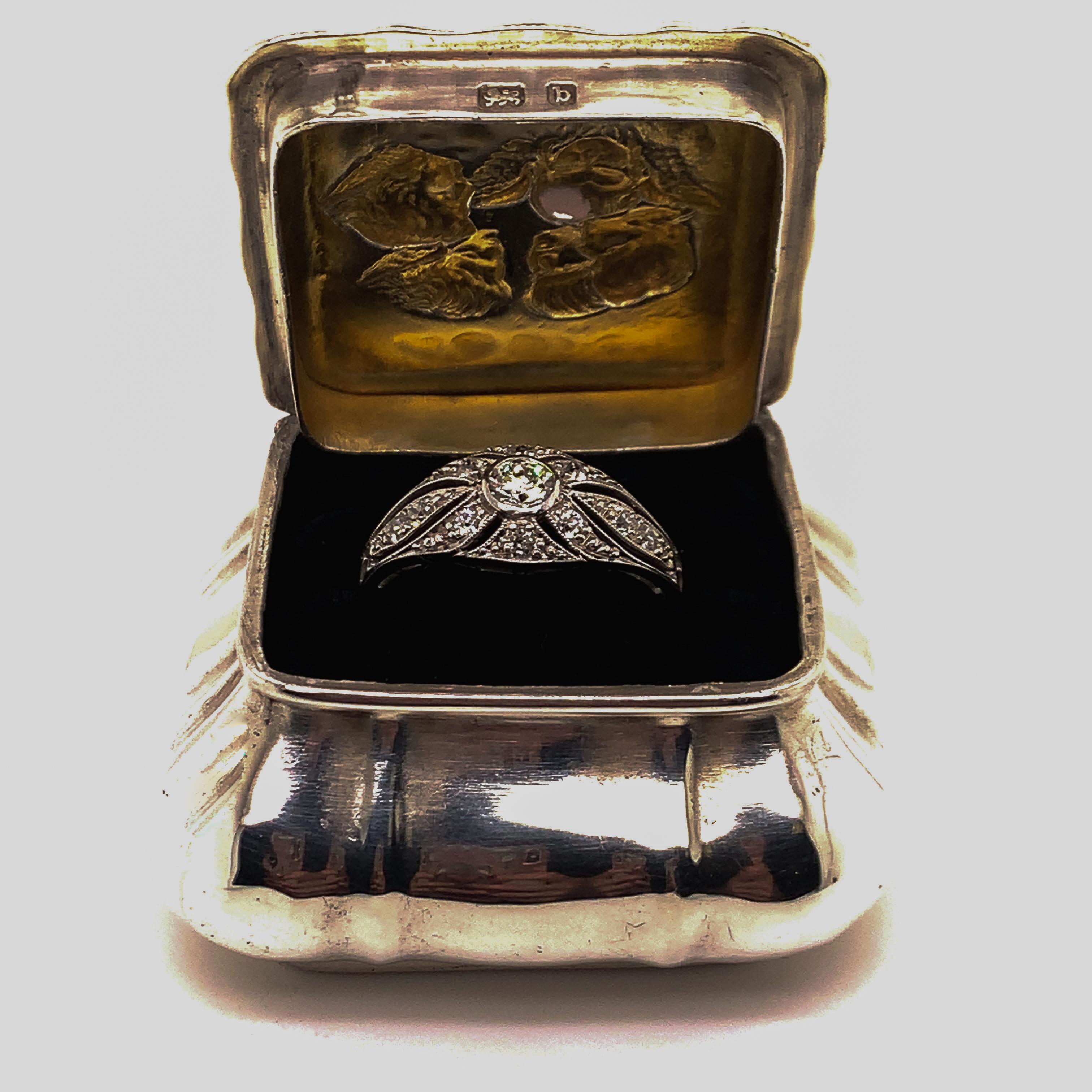 Bague de fiançailles édouardienne en platine et diamants Excellent état - En vente à New York, NY