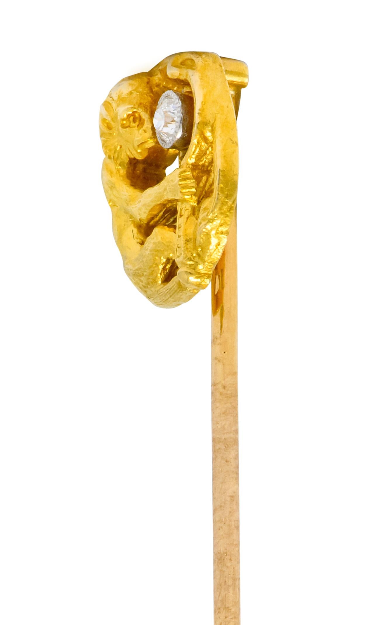 Édouardien Épingle à cravate édouardienne en forme de singe en or 18 carats surmontée de diamants et platine en vente
