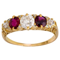 Edwardianischer Diamant-Rubin-Ring aus 18 Karat Gelbgold mit 5 Steinen