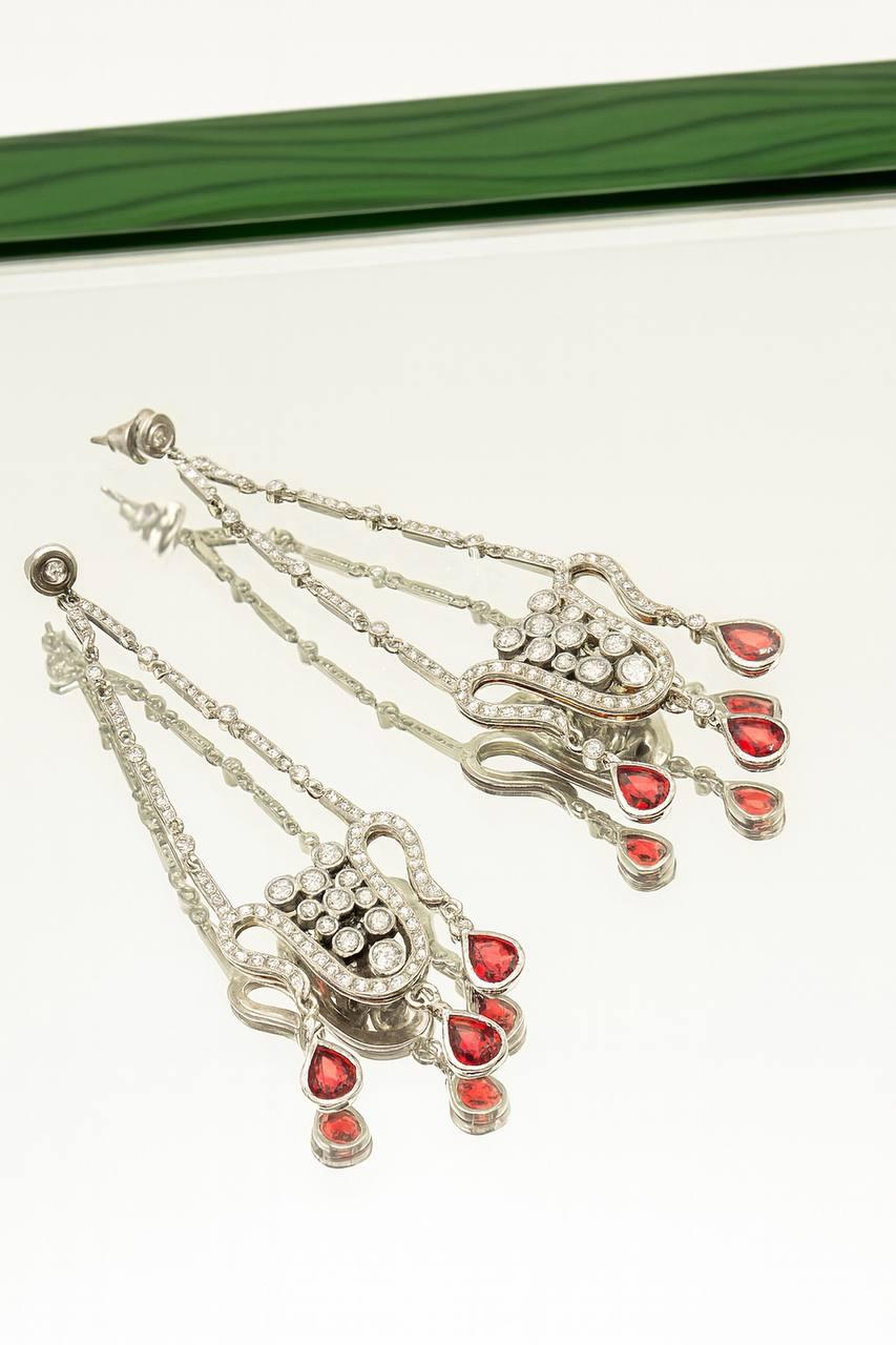 Boucles d'oreilles chandelier édouardiennes en diamant et rubis - 8,5 cm, or blanc 18 carats Unisexe en vente
