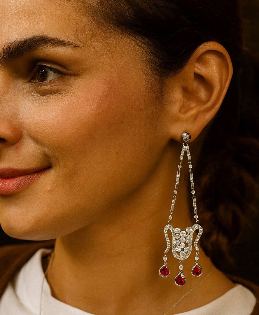 Boucles d'oreilles chandelier édouardiennes en diamant et rubis - 8,5 cm, or blanc 18 carats en vente 2