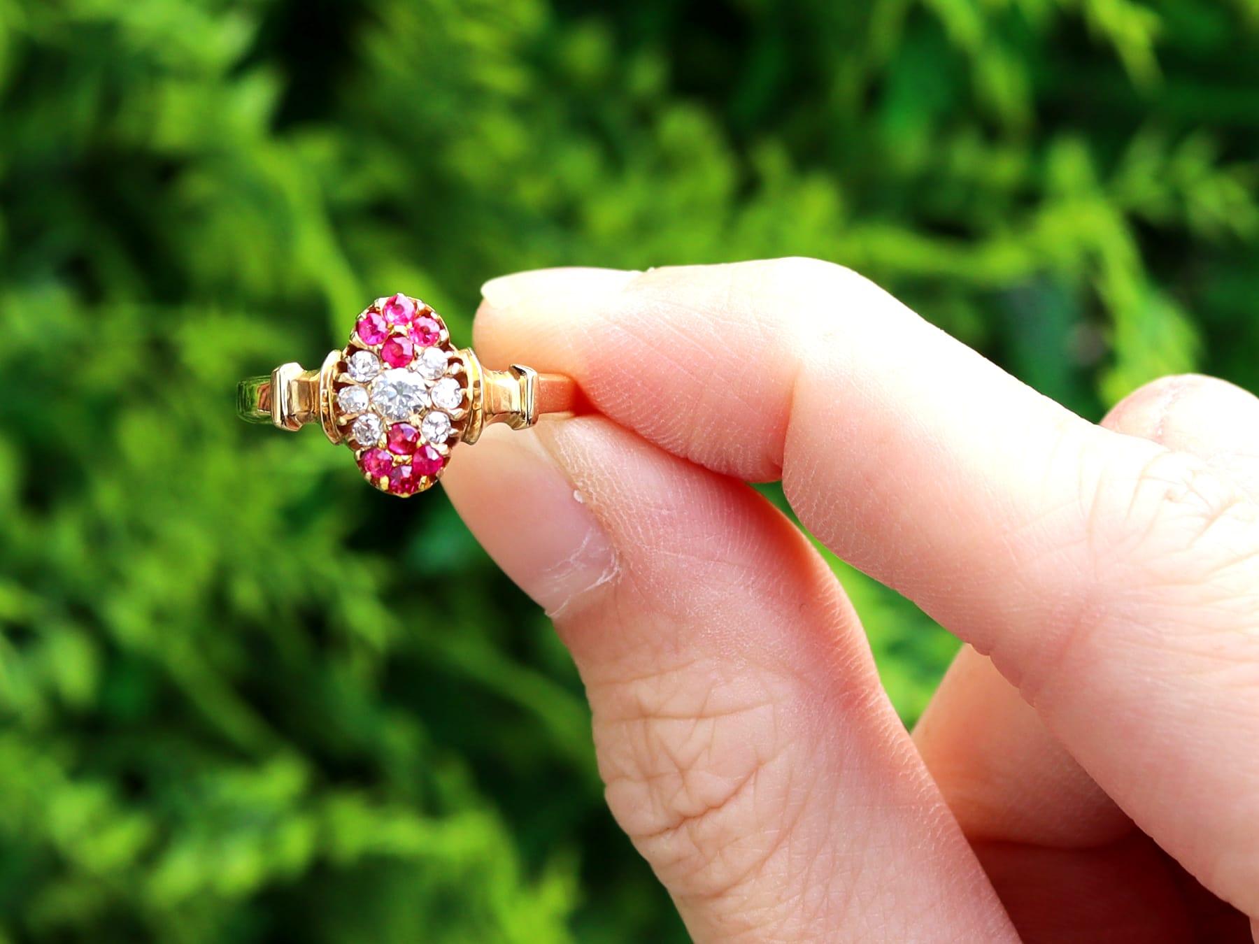 Un raffinato e imponente anello antico edoardiano con diamante da 0,28 carati e rubino da 0,24 carati in oro giallo da 18 carati; fa parte delle nostre collezioni di gioielli antichi e di gioielli di proprietà.

Questo imponente anello con rubino di
