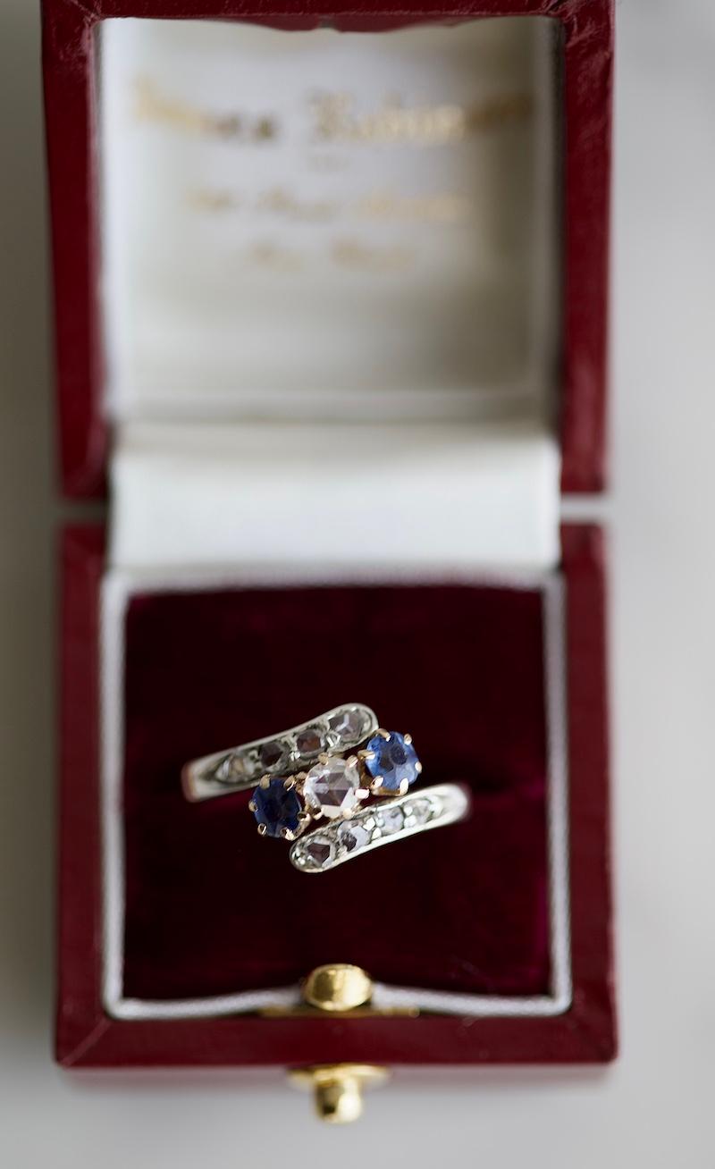 Bypass-Ring aus 18 Karat Roségold und Silber mit edwardianischem Diamanten und Saphiren im Zustand „Gut“ im Angebot in Beverly Hills, CA