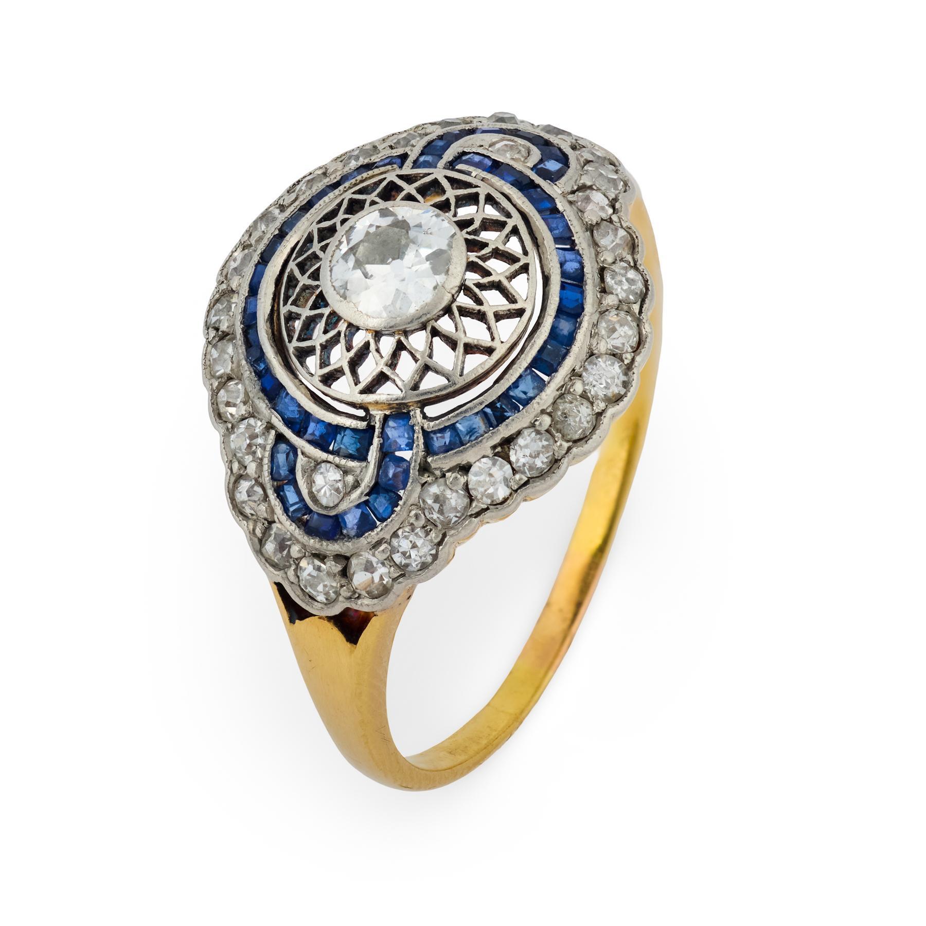 Cette bague de style édouardien présente une mosaïque complexe de diamants de taille ancienne et de taille unique qui brillent d'un éclat doux et romantique, caractéristique de l'artisanat du début du XXe siècle. Entourant les diamants, un cadre