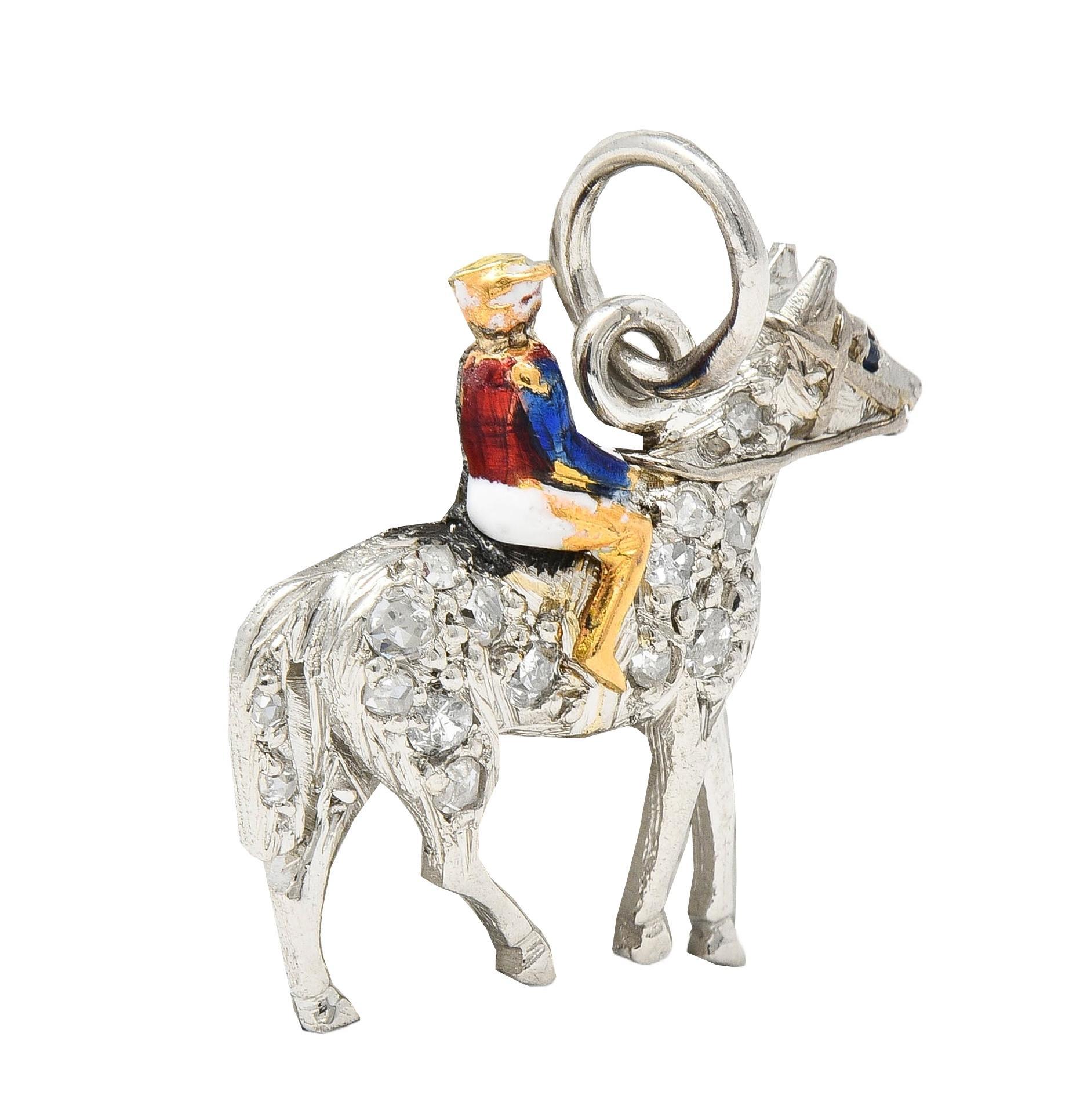 Dessinée comme un jockey en tenue d'équitation sur un cheval de course pavé de diamants
Diamants roses et taille unique pesant environ 0,20 carat au total
Jockey en émail opaque rouge, blanc et bleu 
Présentant une certaine perte - avec un polissage