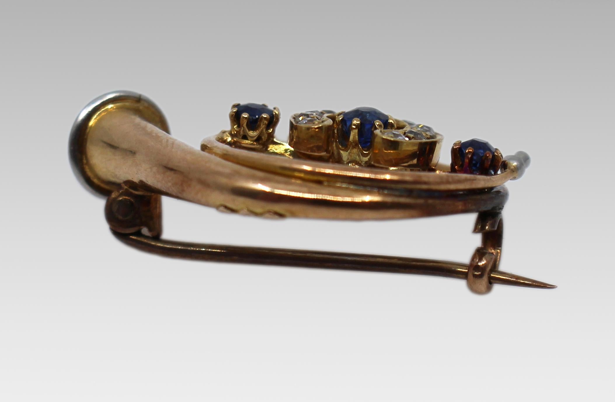 Europeo Spilla da caccia in oro con diamanti e zaffiri di Edwardian Horn in vendita