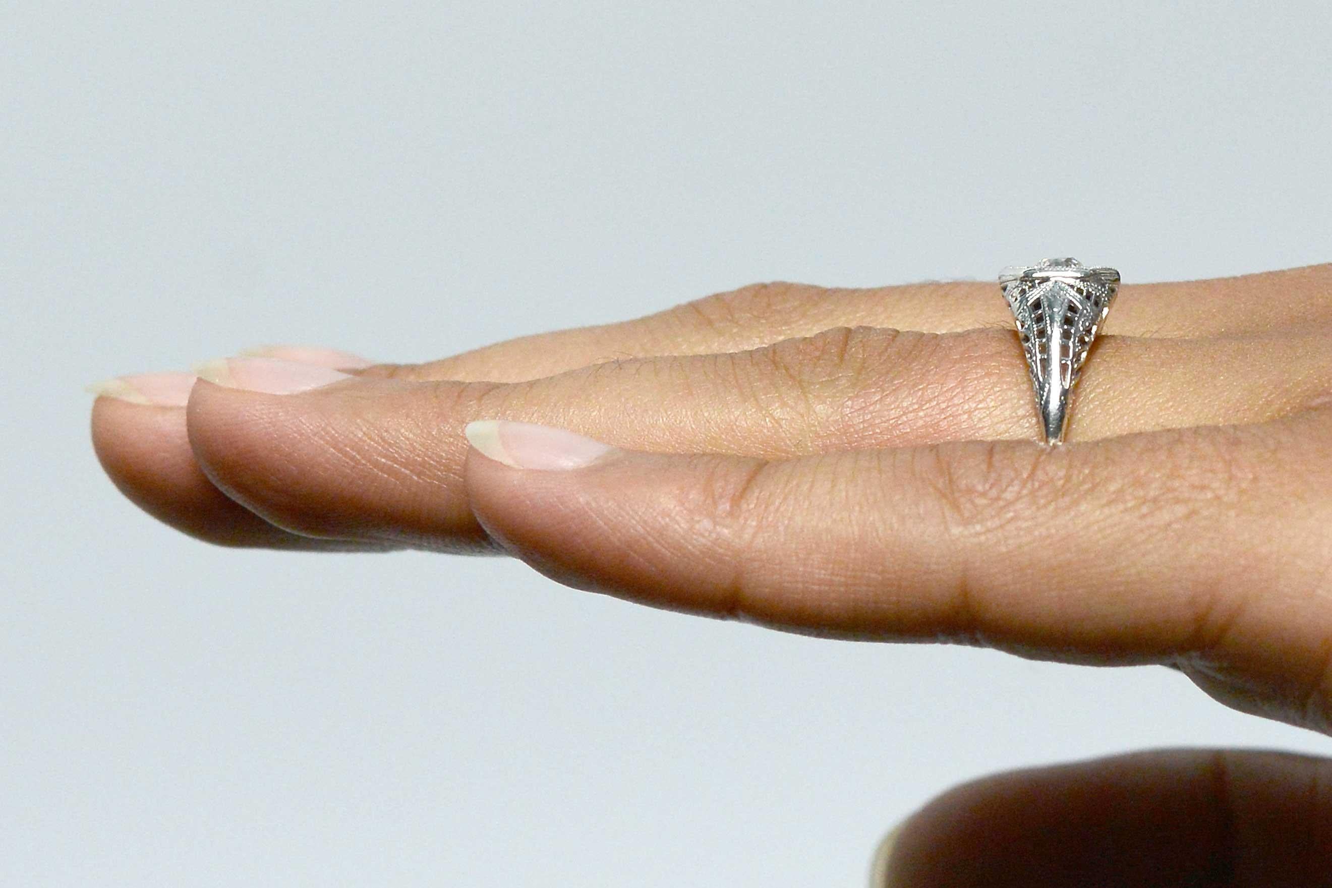 Taille vieille mine Bague de fiançailles solitaire filigrane édouardienne en diamant en vente