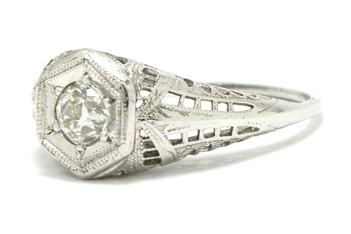 Bague de fiançailles solitaire filigrane édouardienne en diamant Bon état - En vente à Santa Barbara, CA