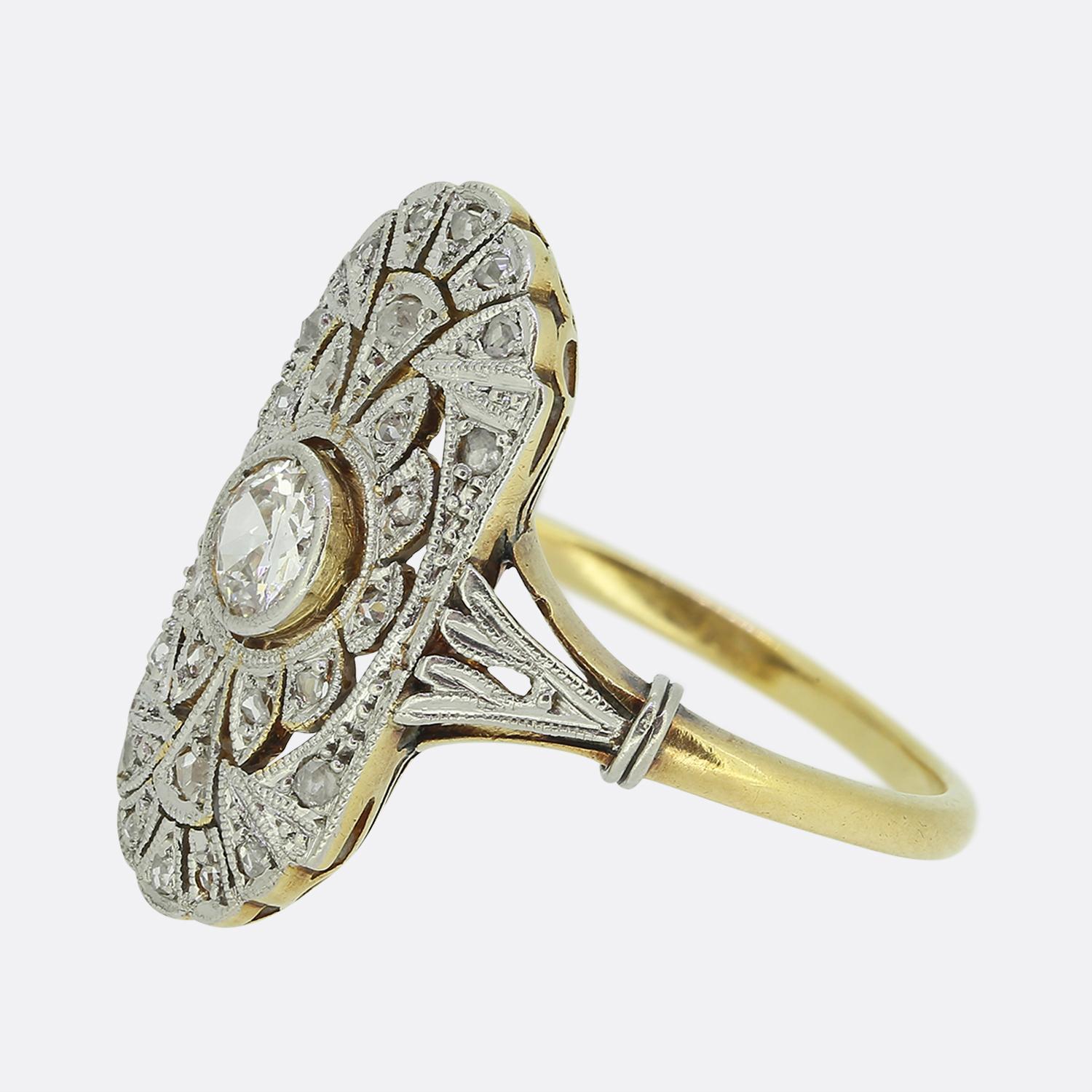 Hier haben wir einen charmanten Diamant-Tablettenring aus den Anfängen des 20. Jahrhunderts. Dieses antike Stück zeigt einen einzelnen runden, facettierten Diamanten mit altem europäischen Schliff in der Mitte der Vorderseite in einer feinen