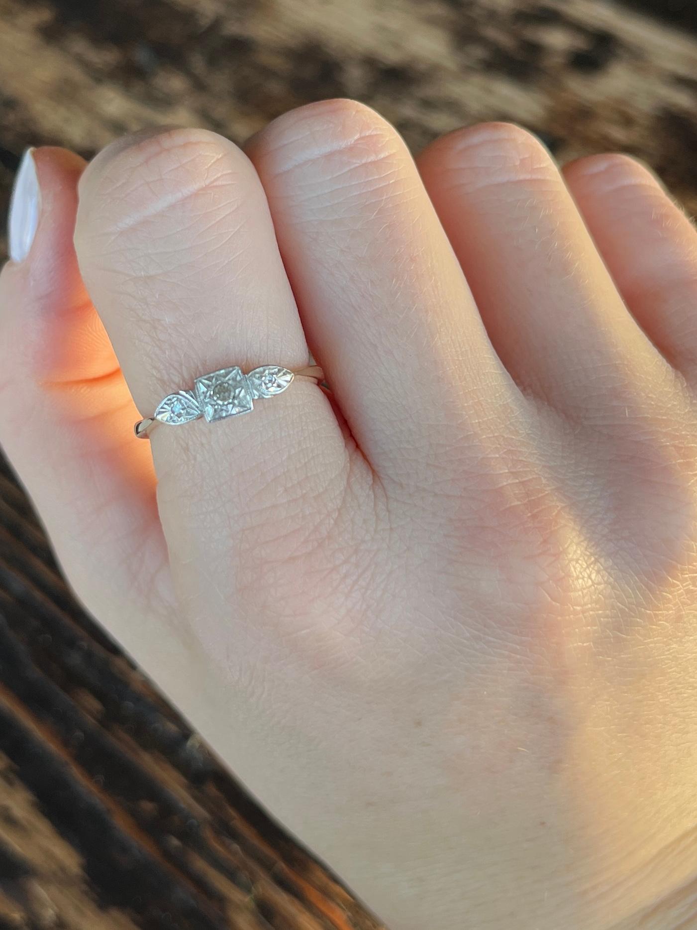 Round Cut Edwardian Diamond Three-Stone 9 Carat Gold and Platinum Ring For Sale
