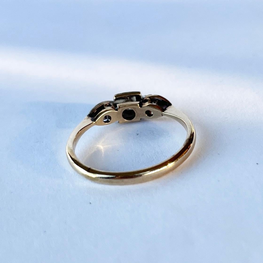 Edwardian Diamond Three-Stone 9 Carat Gold and Platinum Ring In Good Condition For Sale In Chipping Campden, GB