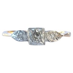 Ring aus 9 Karat Gold und Platin mit drei Steinen im edwardianischen Diamantschliff