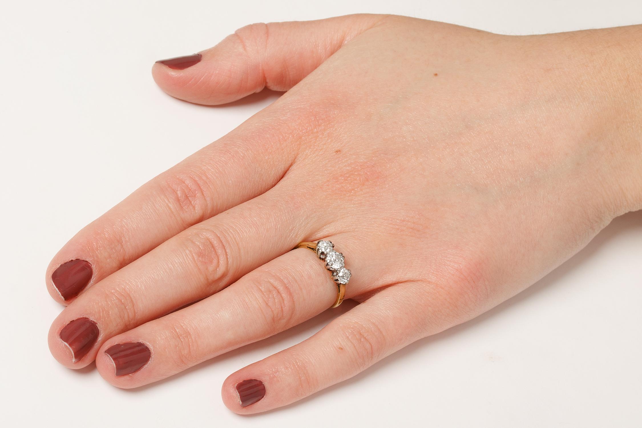 Anello di fidanzamento edoardiano con tre pietre di diamante, circa 1910 In condizioni ottime in vendita a London, GB