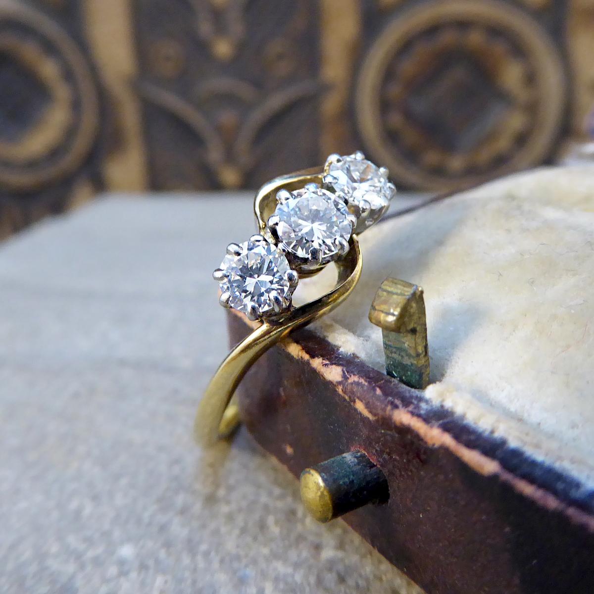 Edwardian Diamond Three-Stone Twist Ring in 18 Carat Gold 2