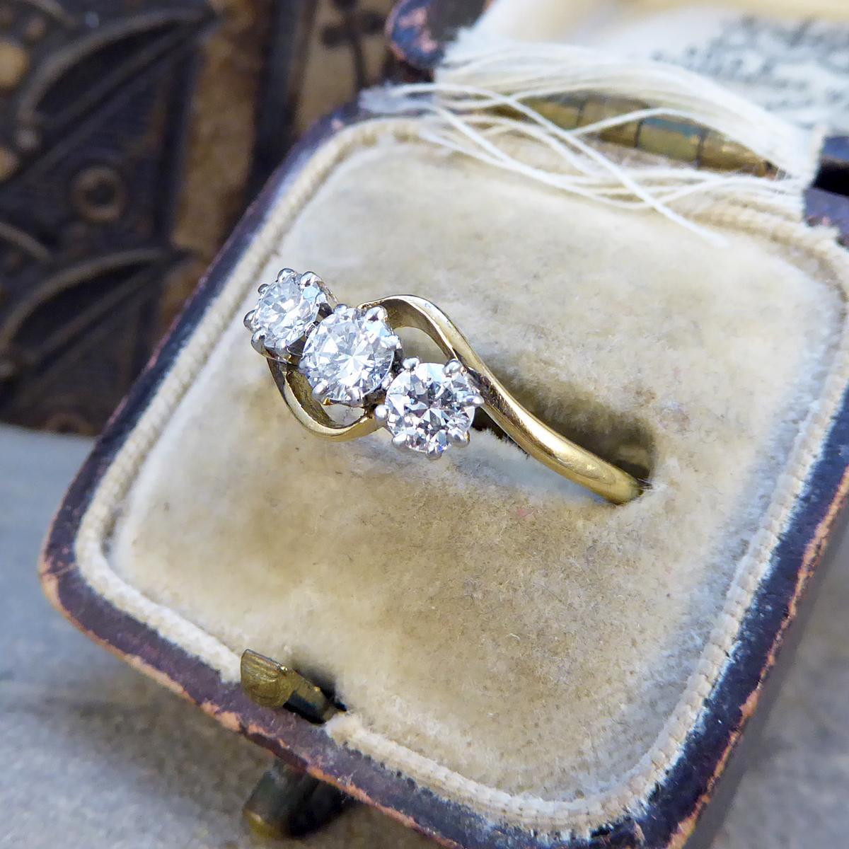 Edwardian Diamond Three-Stone Twist Ring in 18 Carat Gold 1