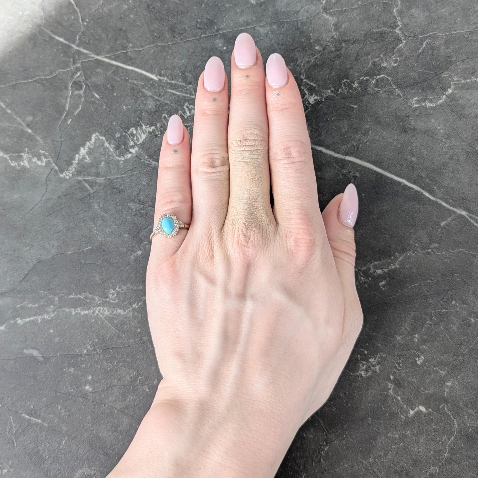 Centré sur un cabochon de turquoise de forme ovale mesurant 4,5 x 6,5 mm
Bleu robin's egg opaque et vibrant - perles entourées d'un halo
Composé de diamants de taille européenne ancienne sertis sur tout le pourtour.
Avec des diamants supplémentaires