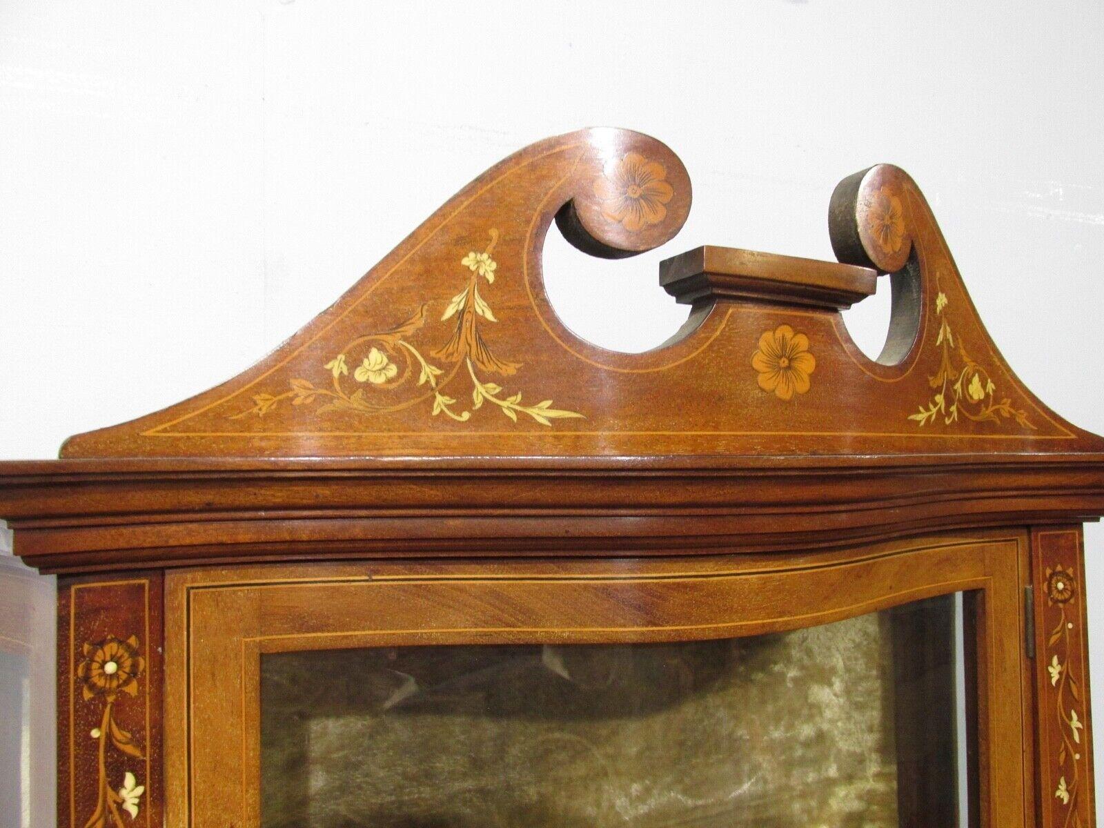 Vous voyez ici une magnifique vitrine ou bibliothèque édouardienne d'époque.
Fabriqué à la main en acajou et circa 1900
Façade élégante et intérieur doublé de feutre
Toutes les surfaces sont ornées d'incrustations florales - guirlandes florales,