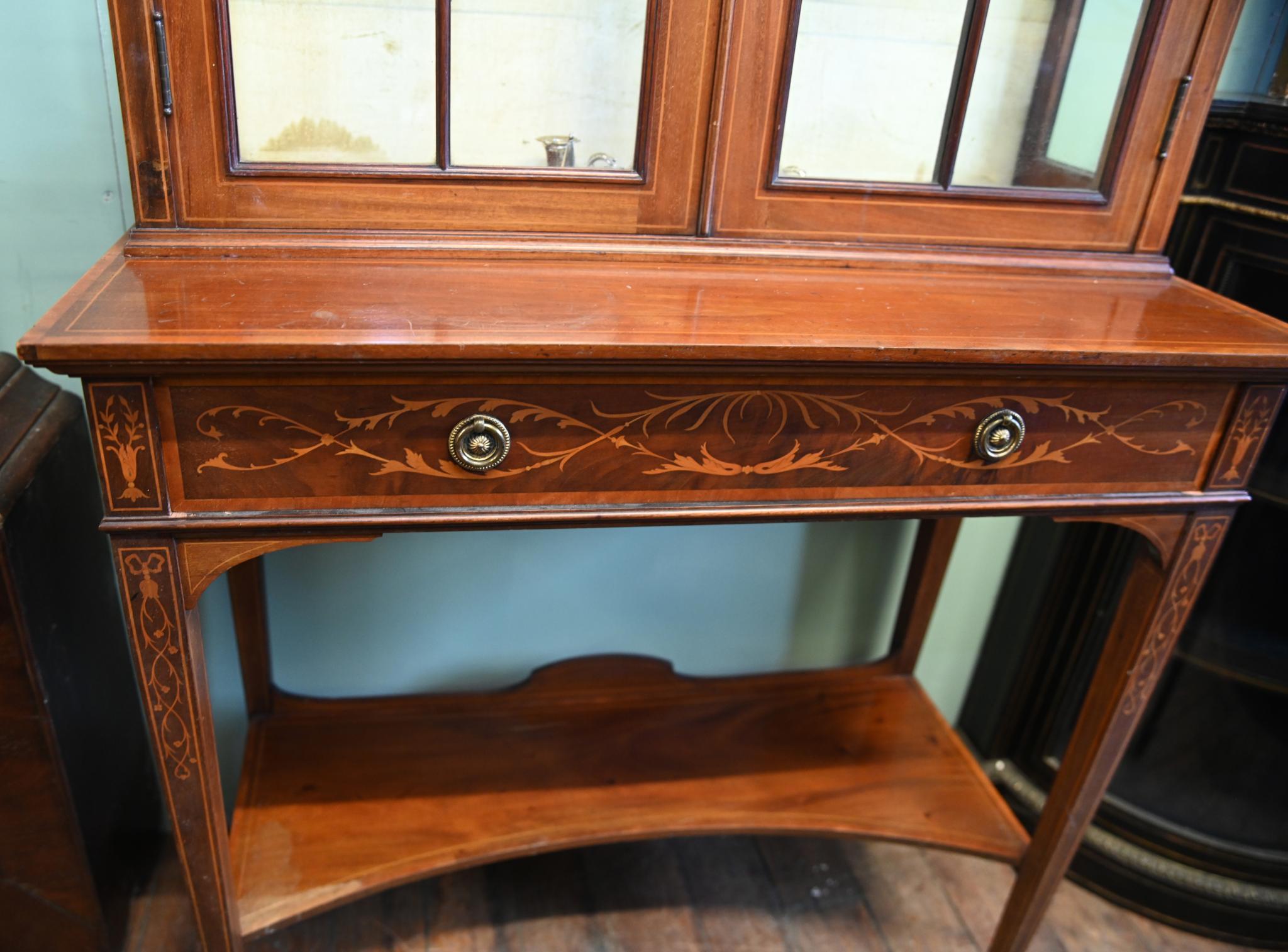 Fine quality Edwardian display cabinet with intricate inlay
Marquetry inlay is in the Sheraton manner with floral motifs and festoons
Hand crafted from mahogany
Circa 1890
Fully restored by our inhouse restorer
Bought from a private house sale in